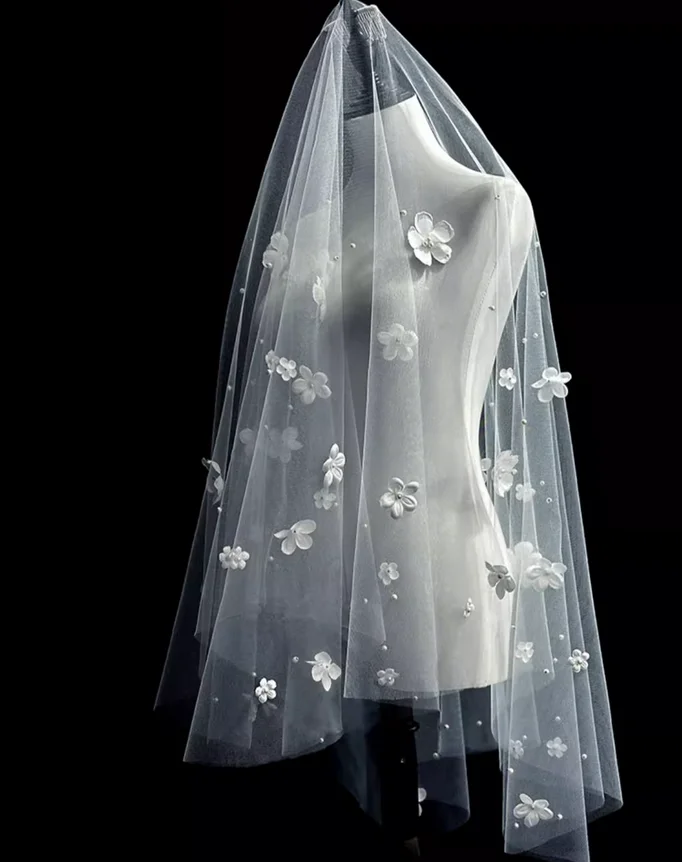 The bride's wedding veil is a super ethereal, forest-themed Korean-style floral veil, perfect for wedding photoshoots, and adorn
The bride's wedding veil is a super ethereal, forest-themed Korean-style floral veil, perfect for wedding photoshoots, and adorn
