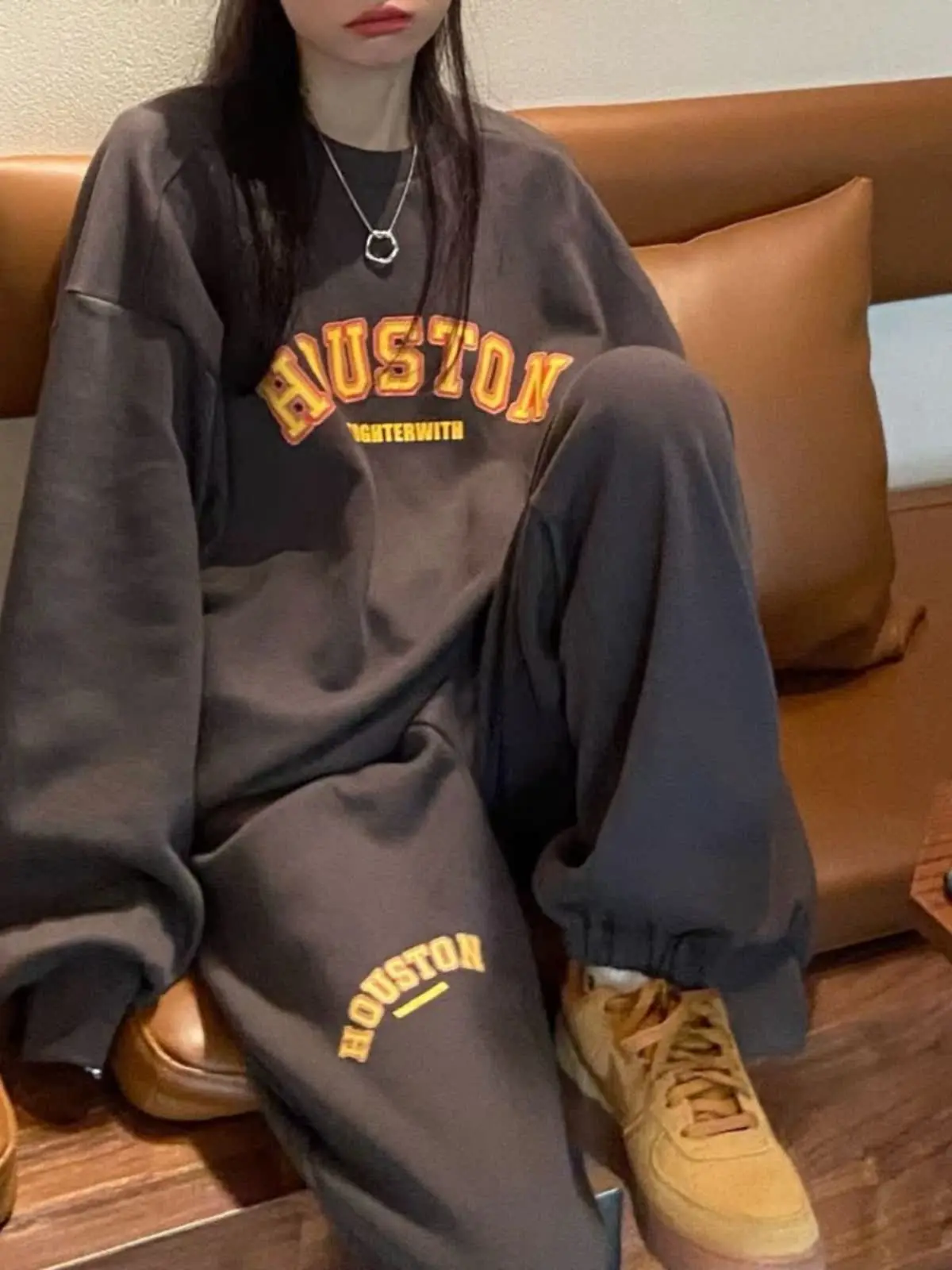 Модный спортивный костюм для женщин: свободные брюки и свитшот, комплект из двух предметов, весна-осень, новинка, повседневная одежда
Модный спортивный костюм для женщин: свободные брюки и свитшот, комплект из двух предметов, весна-осень, новинка, повседневная одежда