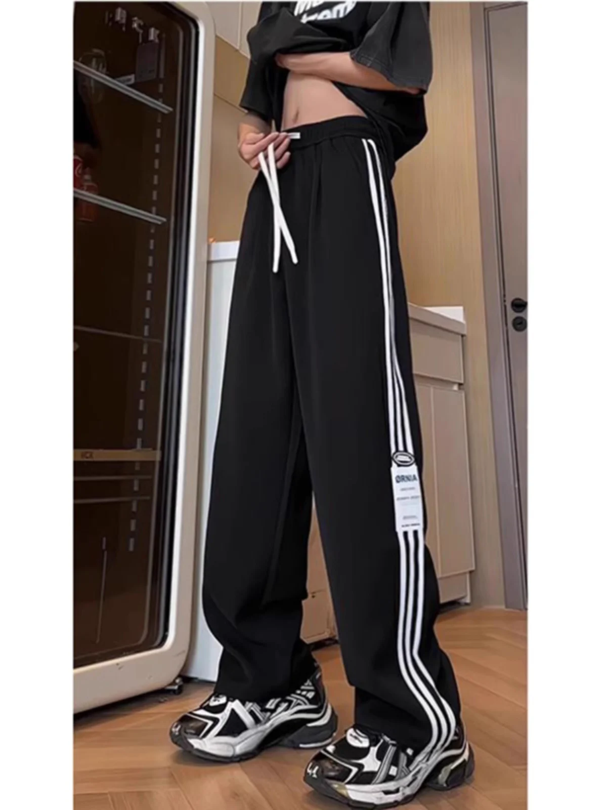 Мужские летние тонкие брюки American Stripe Ice Silk: высококачественные широкие повседневные брюки CleanFit с эффектом драпировки, прямые штаны
Мужские летние тонкие брюки American Stripe Ice Silk: высококачественные широкие повседневные брюки CleanFit с эффектом драпировки, прямые штаны