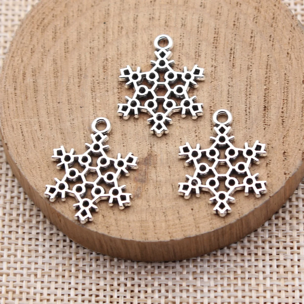 40pcs 23x17mm(0.91x0.67inch) Antique Silver Color Snowflake Charms Pendants DIY Jewelry Making Accessories
40pcs 23x17mm(0.91x0.67inch) Antique Silver Color Snowflake Charms Pendants DIY Jewelry Making Accessories