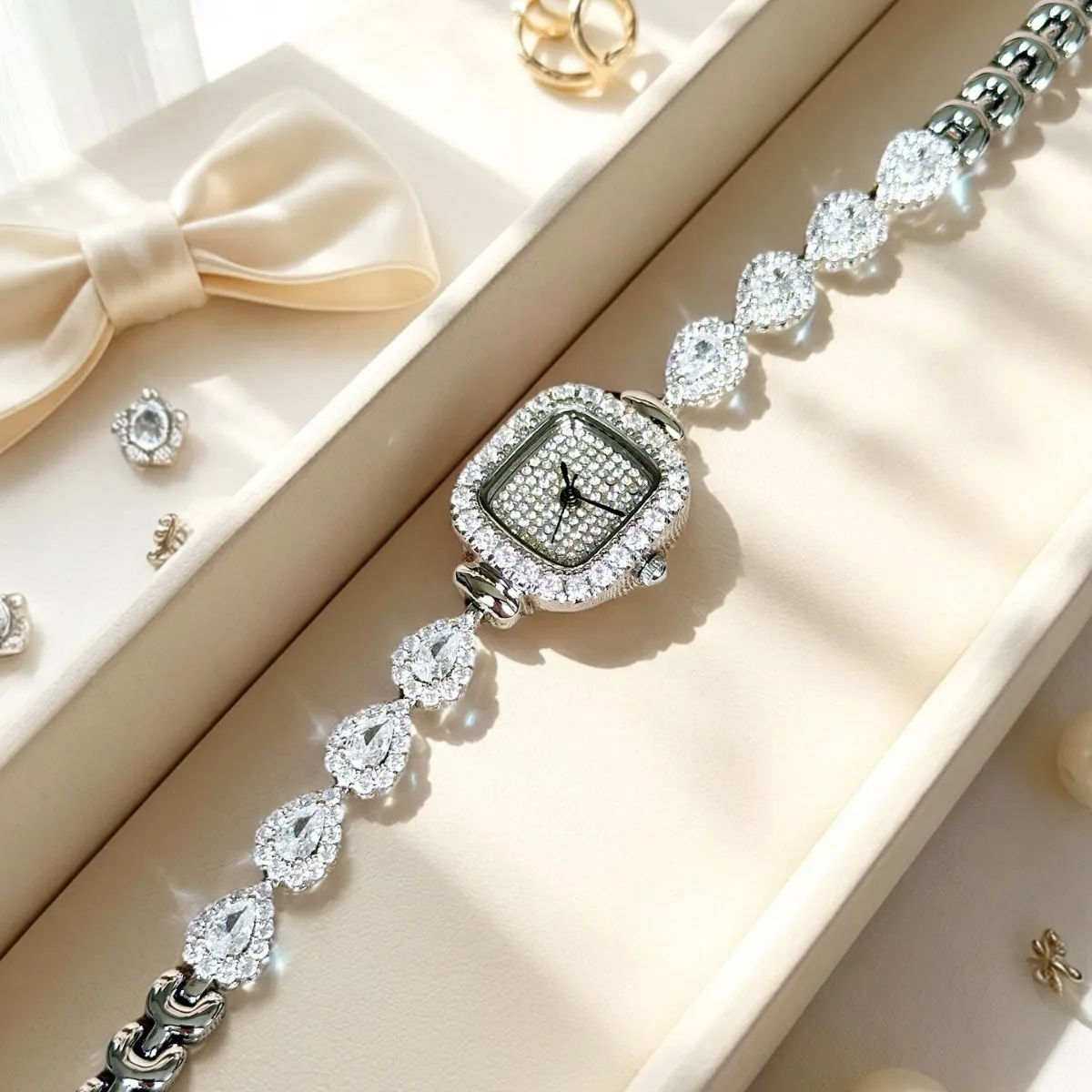 Luxurious Inlaid Zircon Exquisite Water Droplet Shaped Bracelet for Women's Watch Silver Elegant Party Jewelry Quartz Watches
Luxurious Inlaid Zircon Exquisite Water Droplet Shaped Bracelet for Women's Watch Silver Elegant Party Jewelry Quartz Watches
