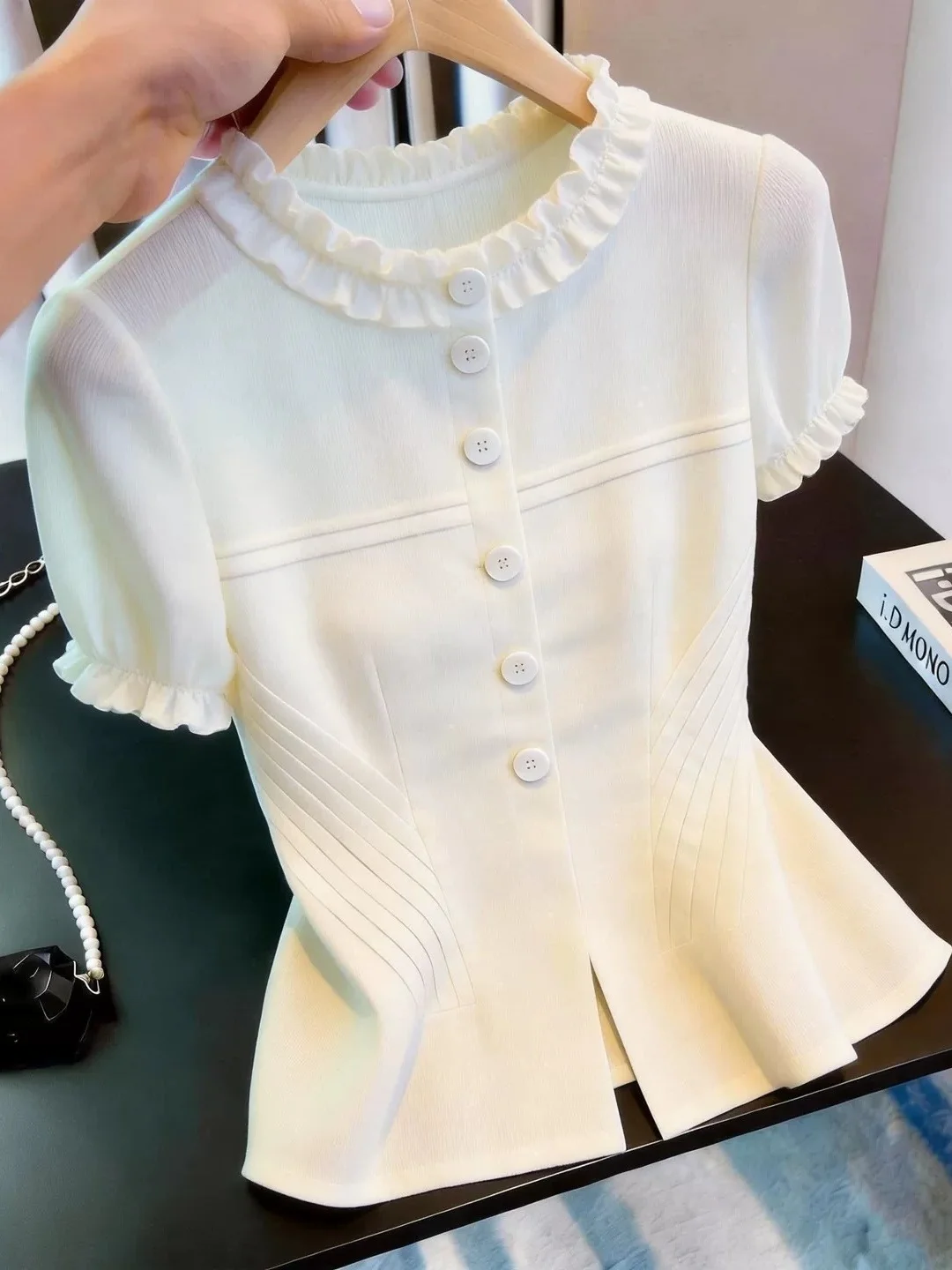 Fashionable Korean Style Short Sleeve Slim Fit Shirt with Lace Hem Commute Friendly Elegant Top for Summer 2026
Fashionable Korean Style Short Sleeve Slim Fit Shirt with Lace Hem Commute Friendly Elegant Top for Summer 2026