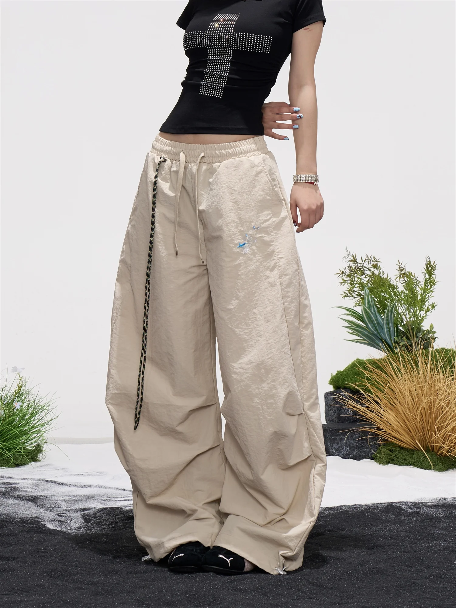 American Style Vintage Workwear Wide Leg Pants Women Loose Slimming Drawstring Casual Khaki Color Paratrooper Pants
American Style Vintage Workwear Wide Leg Pants Women Loose Slimming Drawstring Casual Khaki Color Paratrooper Pants