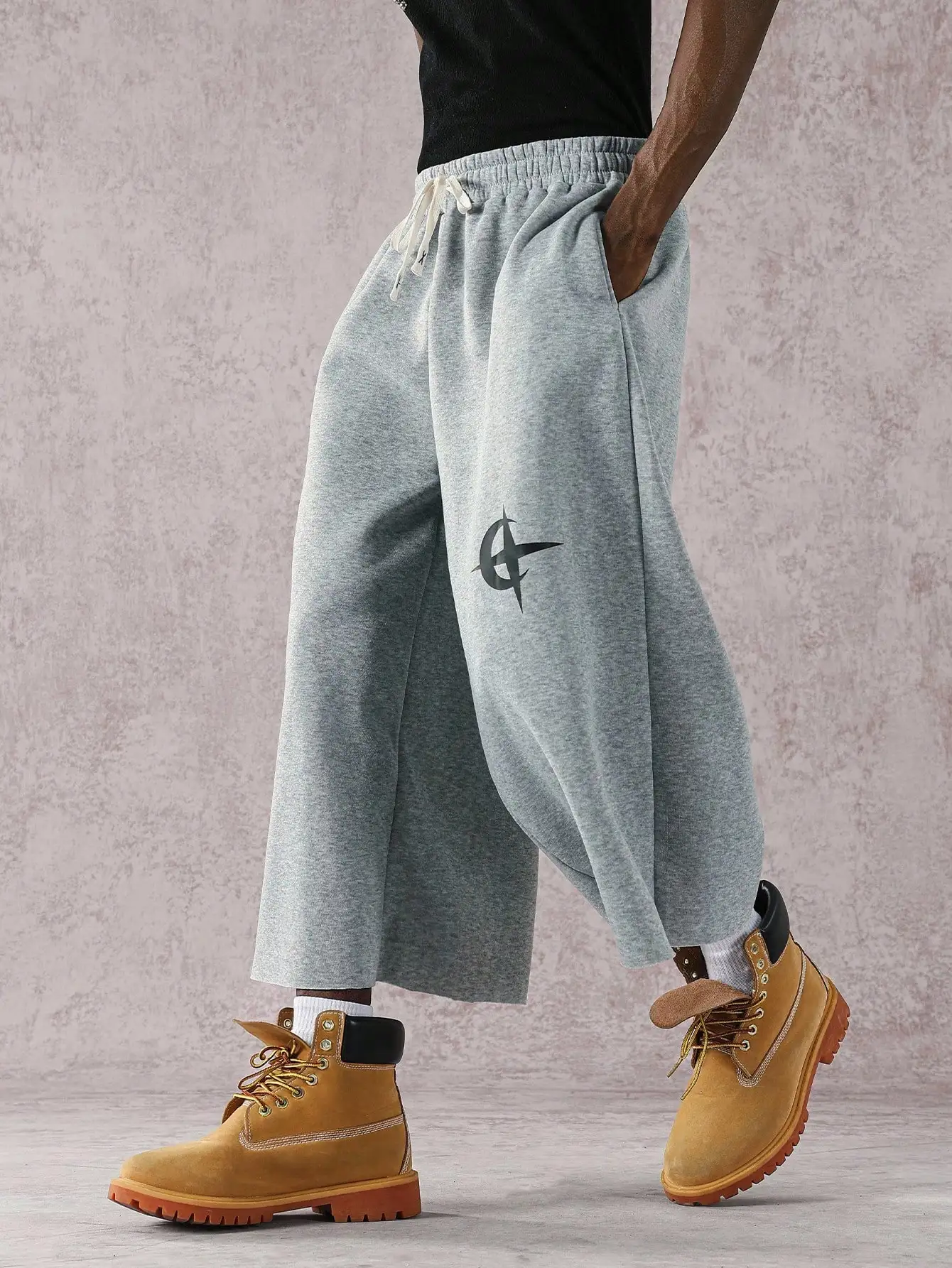 Мужские серые джоггеры свободного кроя с графическим принтом и завязками на талии, повседневные брюки в уличном стиле
Мужские серые джоггеры свободного кроя с графическим принтом и завязками на талии, повседневные брюки в уличном стиле