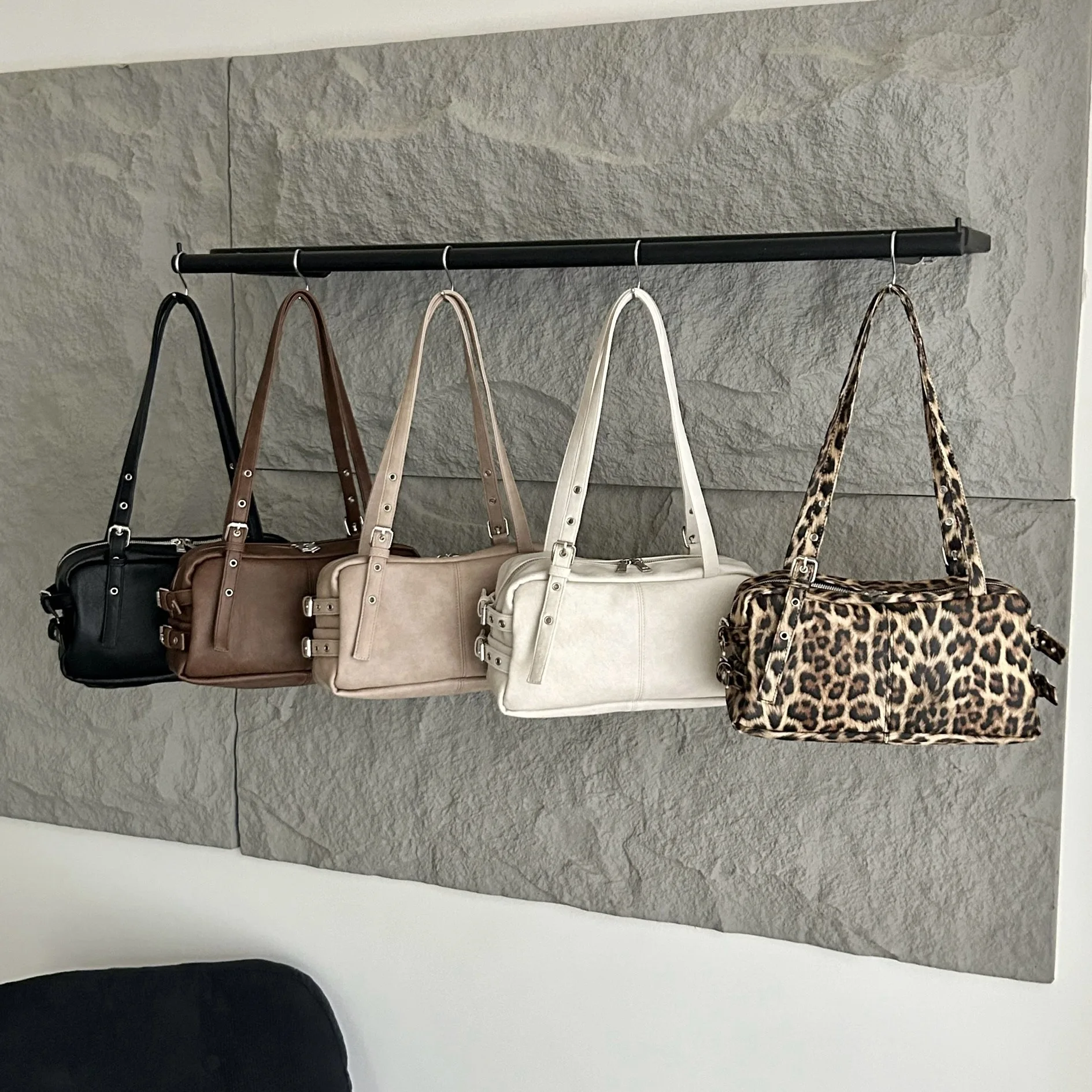 Fashionable Underarm Bag for Women 2025 Korean Edition New Simple Leisure Pillow Bag Trendy Versatile Shoulder Bag
Fashionable Underarm Bag for Women 2025 Korean Edition New Simple Leisure Pillow Bag Trendy Versatile Shoulder Bag