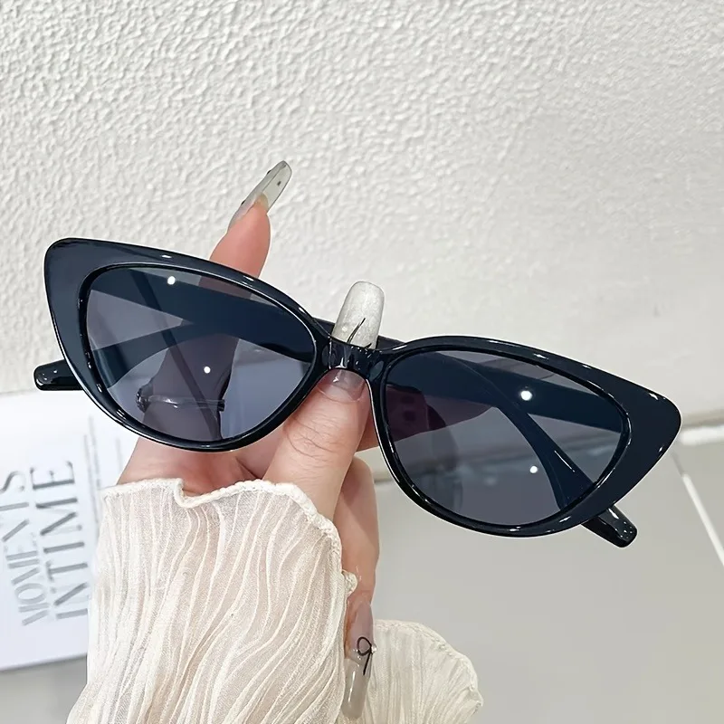 Vintage-Inspired Cat Eye Glasses with Anti-Fog Cloths for Men & Women Decorative Eyewear Fashionable Eyewear Durable Glasses
Vintage-Inspired Cat Eye Glasses with Anti-Fog Cloths for Men & Women Decorative Eyewear Fashionable Eyewear Durable Glasses
