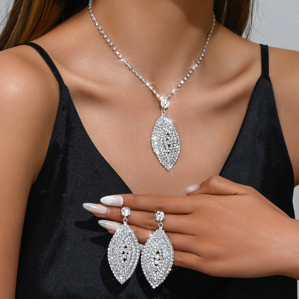 Elegant Silver Tone Crystal Jewelry Set, Shiny Teardrop Pendant Lariat Necklace & Earring Set for Evening Party Gift
Elegant Silver Tone Crystal Jewelry Set, Shiny Teardrop Pendant Lariat Necklace & Earring Set for Evening Party Gift