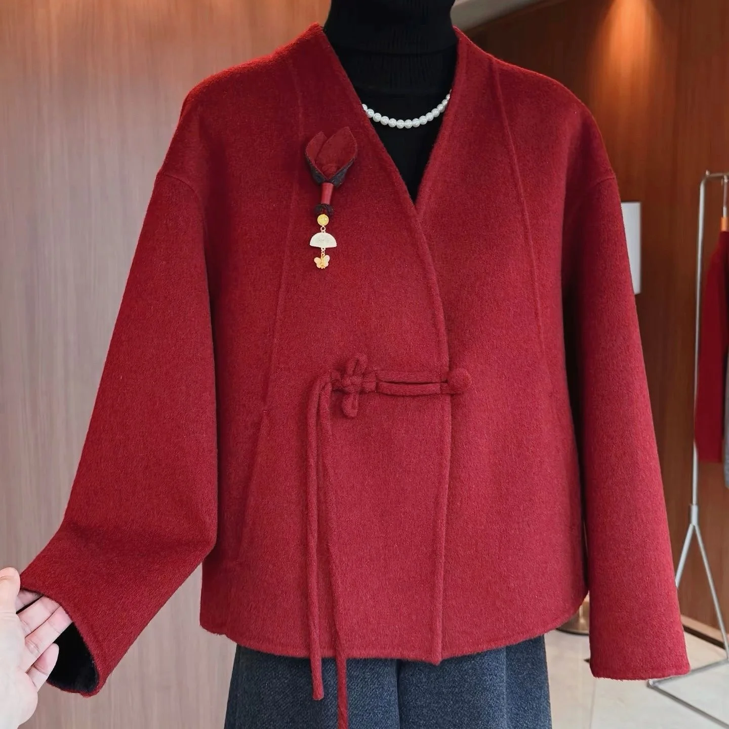 2026 New Red Double-Sided Velvet Women's Short Chinese Style Wedding Coat Woolen Outerwear V-Neck Long Sleeve Commuter Fashion
2026 New Red Double-Sided Velvet Women's Short Chinese Style Wedding Coat Woolen Outerwear V-Neck Long Sleeve Commuter Fashion