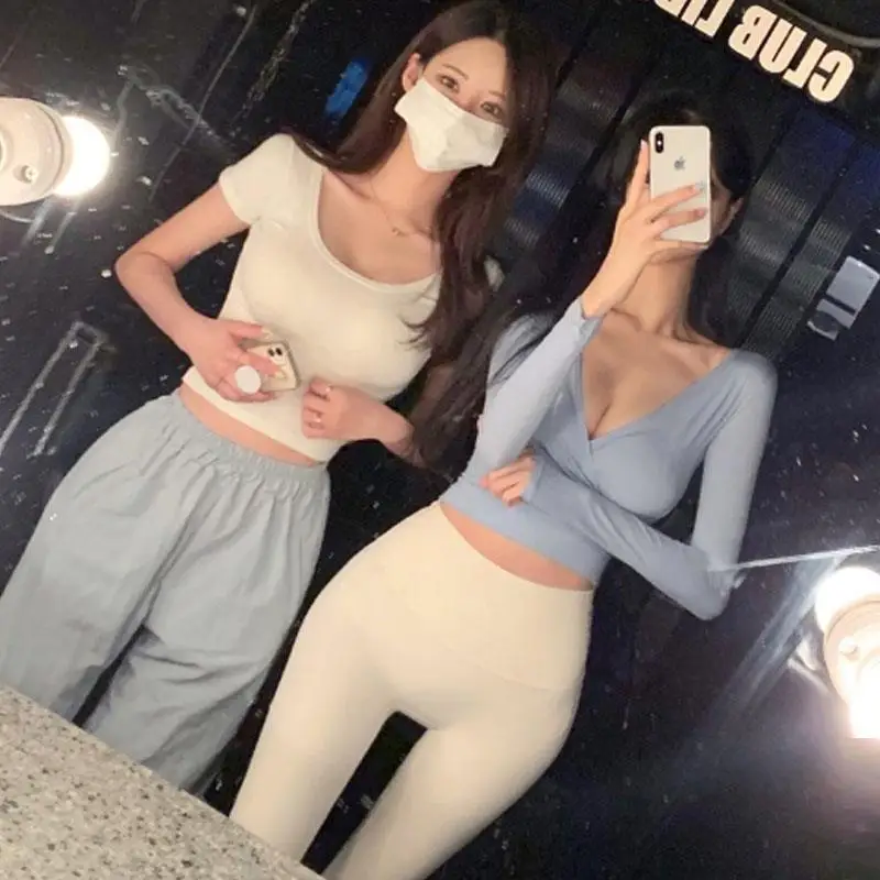 Женская облегающая футболка с глубоким V-образным вырезом, сексуальная, стильная, повседневная, комфортная, дышащая, весенняя коллекция.
Женская облегающая футболка с глубоким V-образным вырезом, сексуальная, стильная, повседневная, комфортная, дышащая, весенняя коллекция.