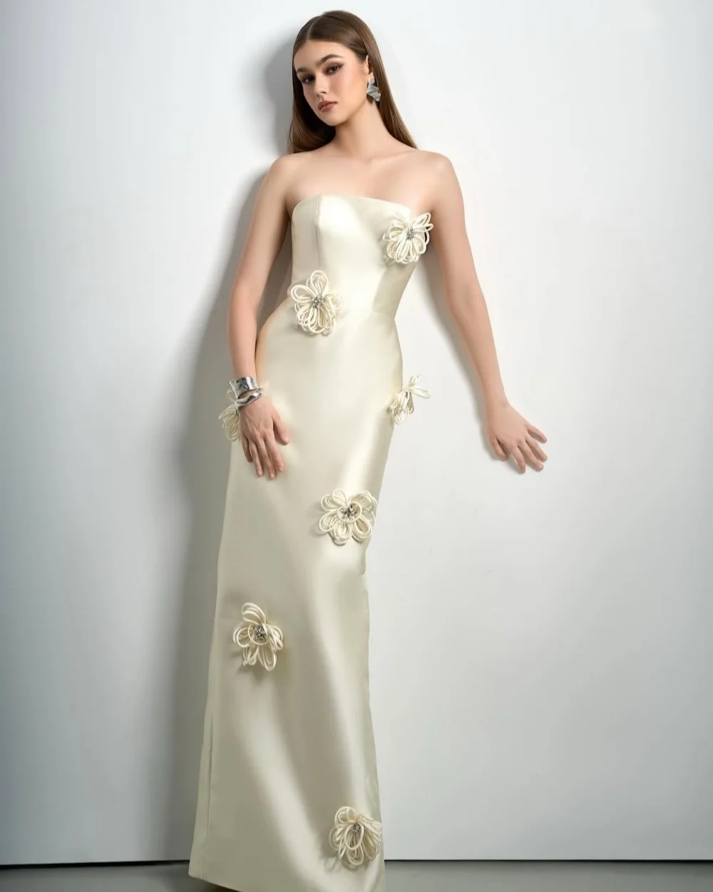 Customized Modern Style Women Charmeuse Handmade Flower Beading Straight Evening Dresses Classic Strapless Sleeveless Party Gown
Customized Modern Style Women Charmeuse Handmade Flower Beading Straight Evening Dresses Classic Strapless Sleeveless Party Gown