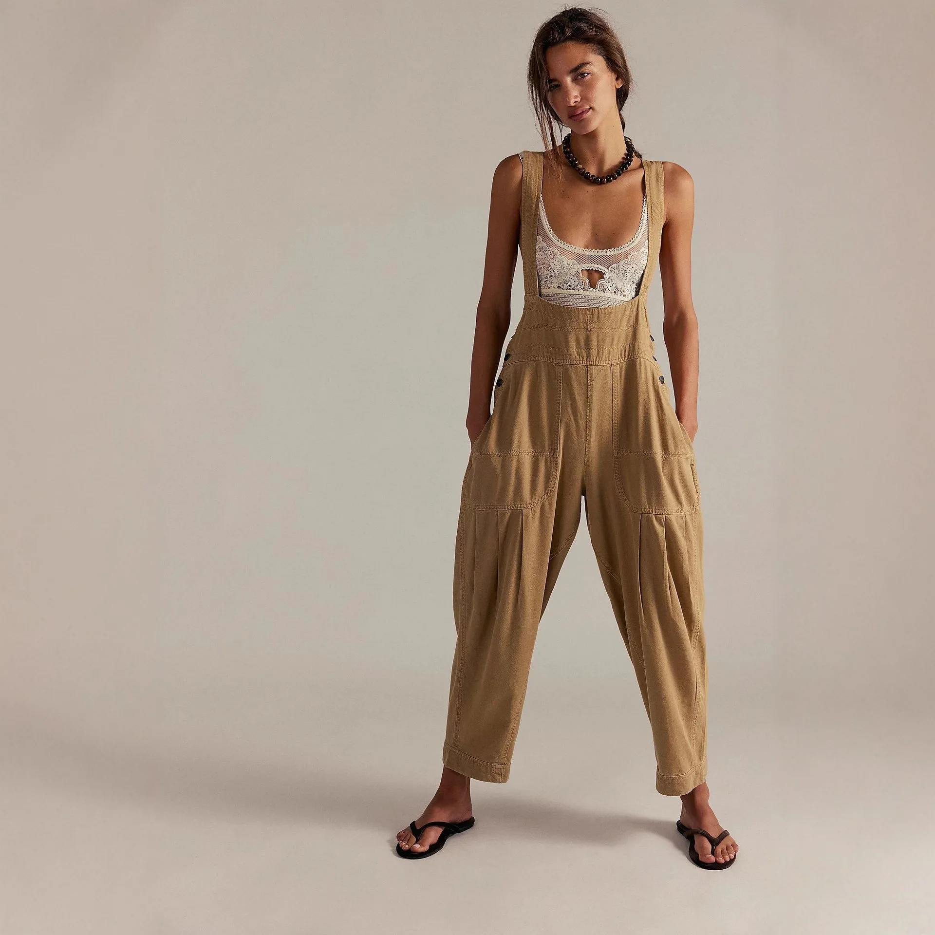 Женский комбинезон без рукавов в универсальном стиле, широкий джинсовый комбинезон с боковыми карманами, модные брюки до щиколотки
Женский комбинезон без рукавов в универсальном стиле, широкий джинсовый комбинезон с боковыми карманами, модные брюки до щиколотки