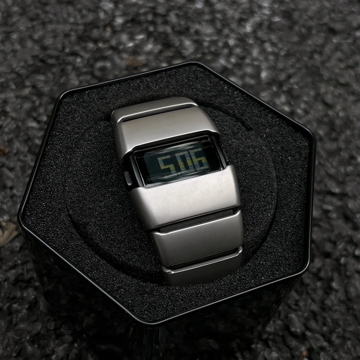 Y2K Millennium Special-shaped Future Design Watch Men's and Women's American Trend Decorative Niche Watch
Y2K Millennium Special-shaped Future Design Watch Men's and Women's American Trend Decorative Niche Watch