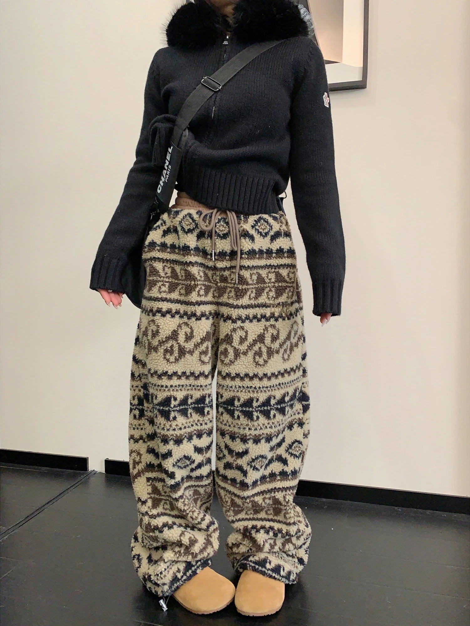 Утепленные хлопковые брюки с широкими штанинами и ворсом из овечьей шерсти, женские, свободные, теплые, повседневные, длинные, в американском ретро-стиле, зимние, с высокой талией
Утепленные хлопковые брюки с широкими штанинами и ворсом из овечьей шерсти, женские, свободные, теплые, повседневные, длинные, в американском ретро-стиле, зимние, с высокой талией