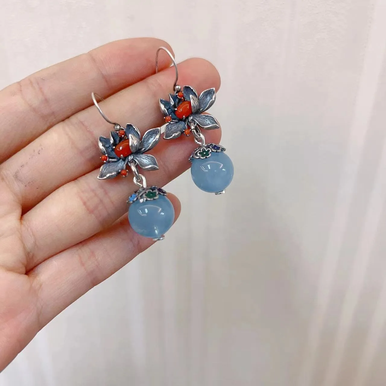 Ethnic 925 Sterling Silver South Red Agate Aquamarine Bead Drop Earrings Vintage Original Handmade Lotus Flower Small Earrings
Ethnic 925 Sterling Silver South Red Agate Aquamarine Bead Drop Earrings Vintage Original Handmade Lotus Flower Small Earrings