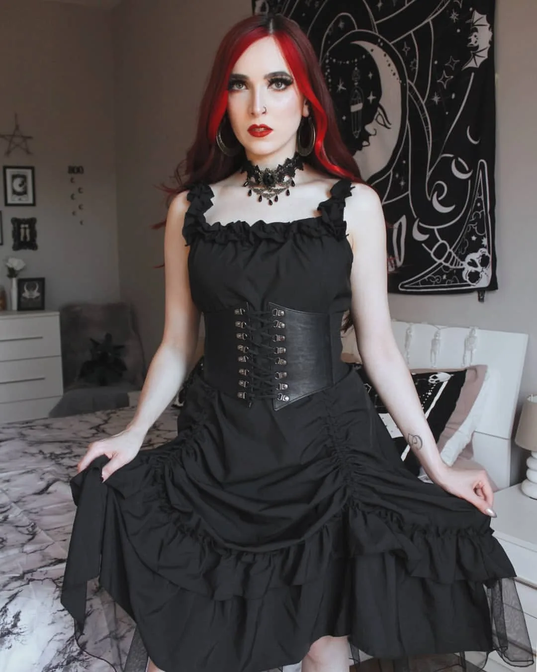 European and American Dark Long Lace Solid Color Elegant Drawstring Black Camisole Type High Waist Dress
European and American Dark Long Lace Solid Color Elegant Drawstring Black Camisole Type High Waist Dress