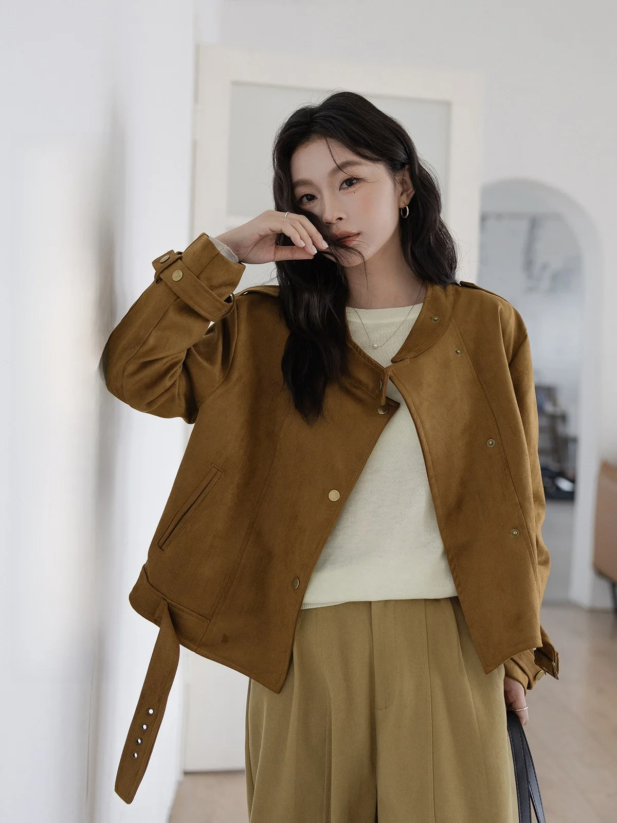 Куртка HuiXi из коричневой замши для женщин: универсальная, в стиле ретро, премиум-класса, осенне-зимняя новинка, короткая верхняя одежда
Куртка HuiXi из коричневой замши для женщин: универсальная, в стиле ретро, премиум-класса, осенне-зимняя новинка, короткая верхняя одежда