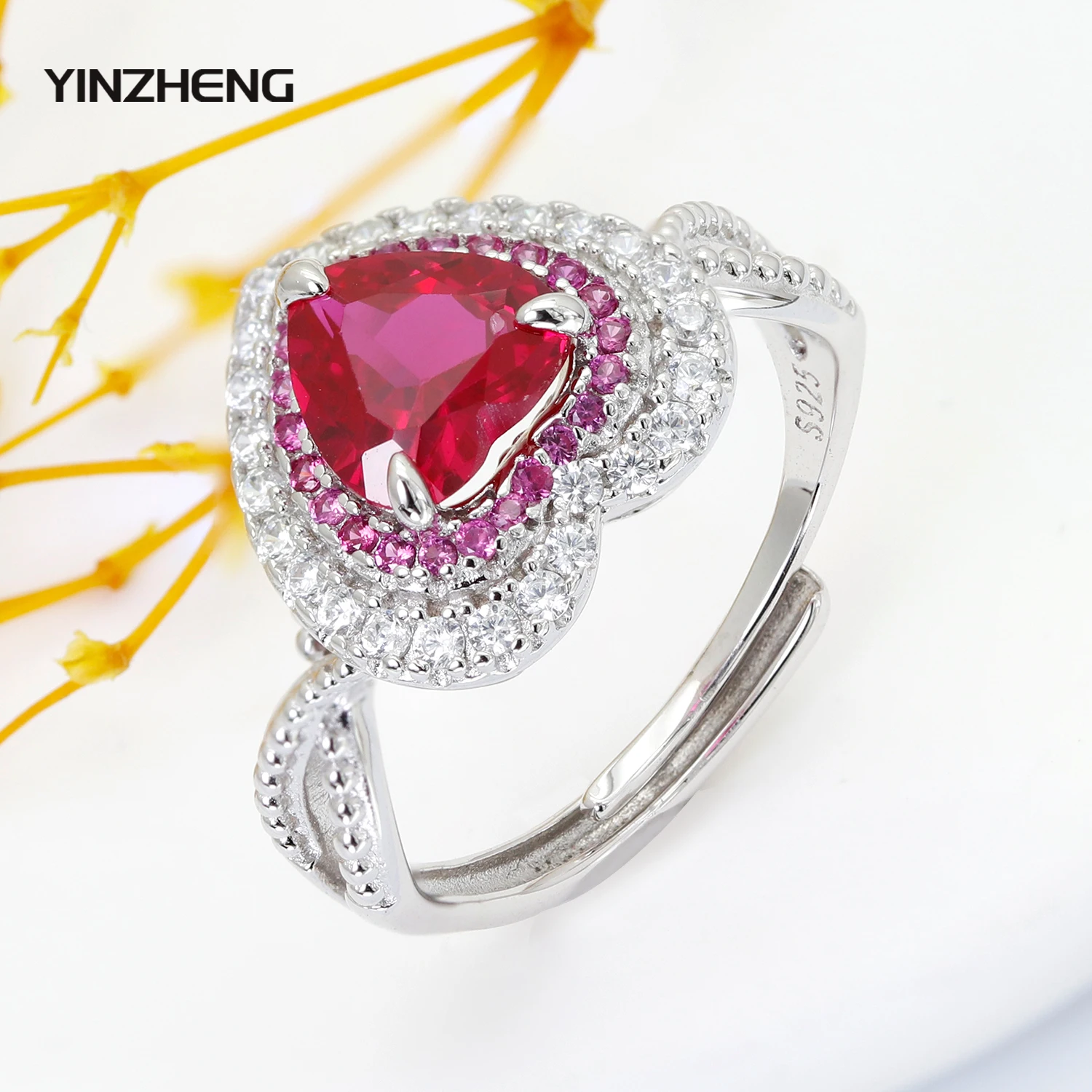 Yinzheng S925 стерлингового серебра с рубином в форме сердца, кольцо с вырезом, изысканное и романтическое кольцо «Любовь», подарки на свадьбу, день рождения, ювелирные изделия
Yinzheng S925 стерлингового серебра с рубином в форме сердца, кольцо с вырезом, изысканное и романтическое кольцо «Любовь», подарки на свадьбу, день рождения, ювелирные изделия