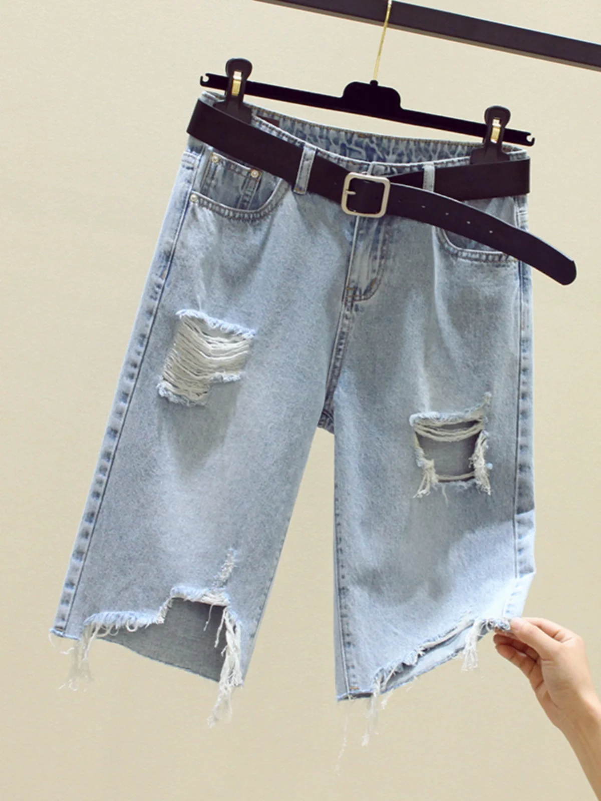 Broken Hole Denim Shorts Summer New Women's Wide Leg Five Quarter Pants Classic Blue Fashionable Raw Edge High Street Jeans
Broken Hole Denim Shorts Summer New Women's Wide Leg Five Quarter Pants Classic Blue Fashionable Raw Edge High Street Jeans