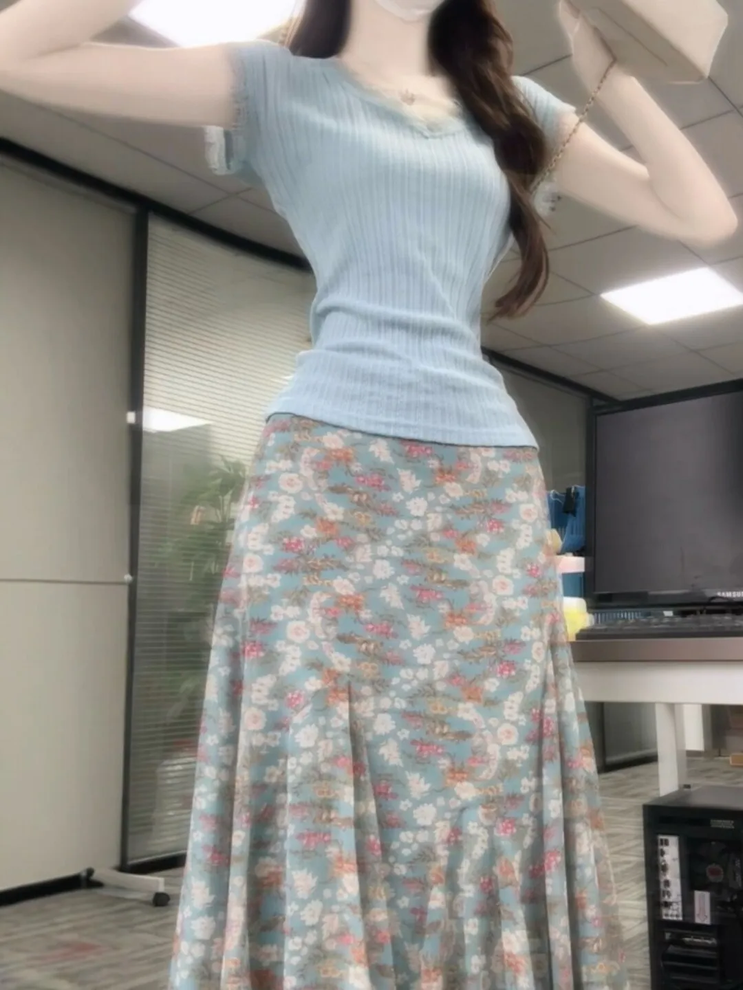 Korean Style Floral Knitted Top And Skirt Set Summer 2026 Comfortable Breathable Short Sleeve V-Neck Slim Fit Two-Piece Outfit
Korean Style Floral Knitted Top And Skirt Set Summer 2026 Comfortable Breathable Short Sleeve V-Neck Slim Fit Two-Piece Outfit