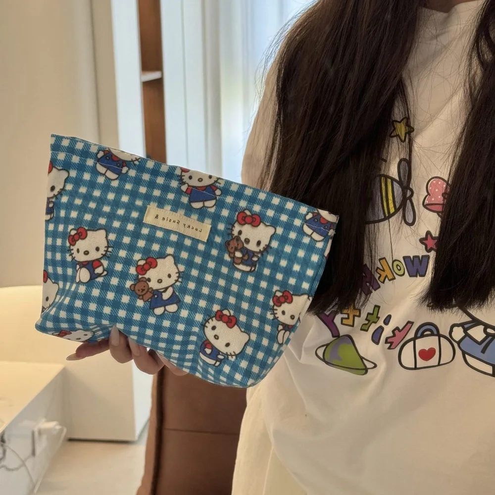 Sanrio Hello Kitty косметичка с рисунком котенка кота на молнии сумки для хранения с принтом уличная дорожная сумка для хранения сумка для мытья для девочек
Sanrio Hello Kitty косметичка с рисунком котенка кота на молнии сумки для хранения с принтом уличная дорожная сумка для хранения сумка для мытья для девочек