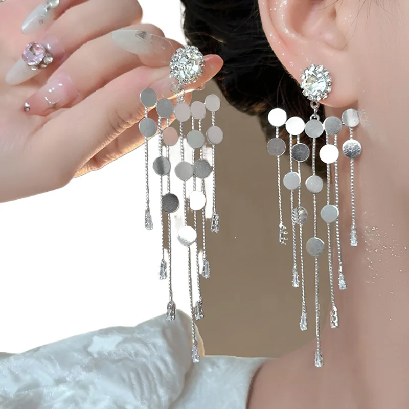 *Elegant diamond inlaid flower sequin tassels 925 silver needle earrings, niche European and American fashion
*Elegant diamond inlaid flower sequin tassels 925 silver needle earrings, niche European and American fashion