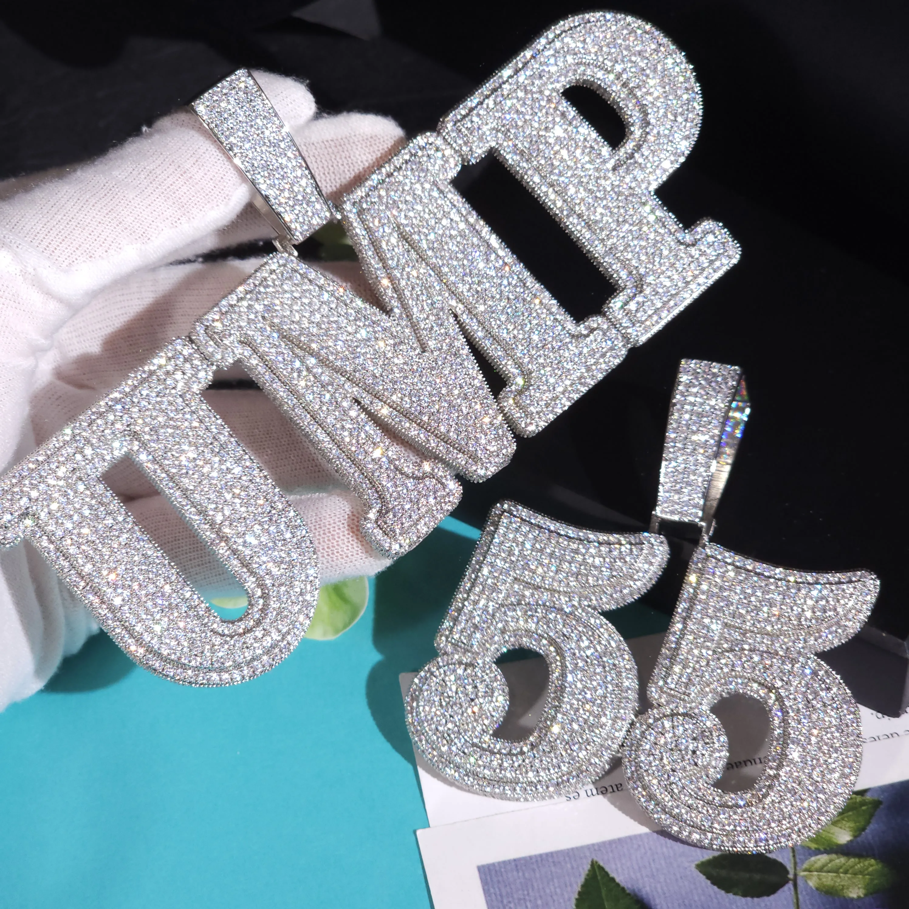 Custom Jumbo Letter Pendant For Men Iced Out Cubic Zirconia Stacked Name Necklaces Fachion Hip Hop Jewelry For Birthday Gift
Custom Jumbo Letter Pendant For Men Iced Out Cubic Zirconia Stacked Name Necklaces Fachion Hip Hop Jewelry For Birthday Gift