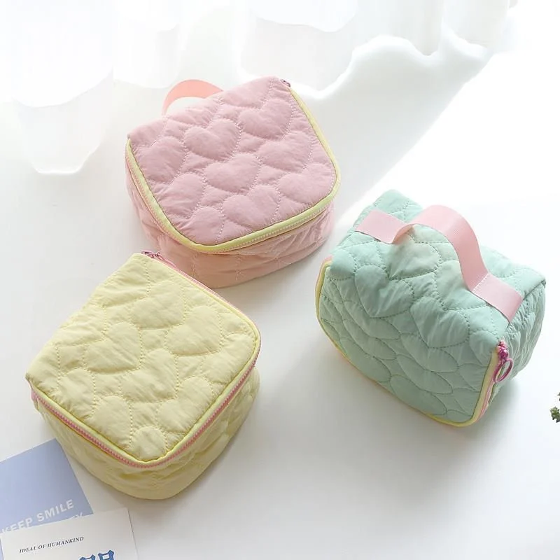 Portable Large Capacity Love Heart Makeup Bag Korean Style Outing Storage Bag Waterproof Camera Bag for Men Spring 2026
Portable Large Capacity Love Heart Makeup Bag Korean Style Outing Storage Bag Waterproof Camera Bag for Men Spring 2026