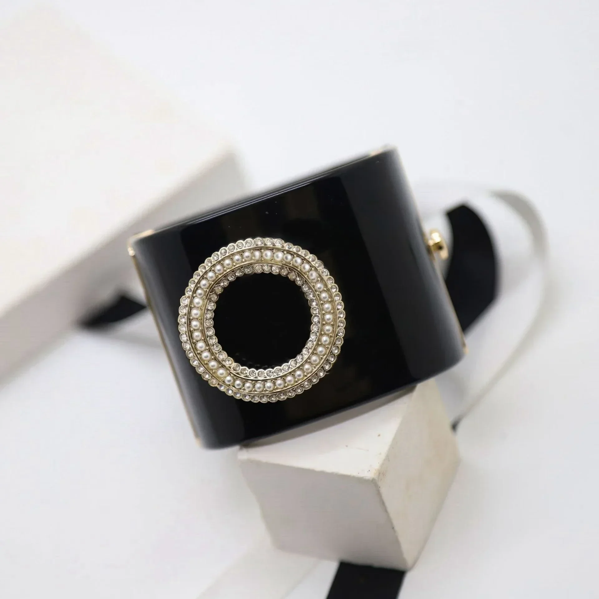 French romantic high quality design sense black acrylic pearl rhinestone bracelet
French romantic high quality design sense black acrylic pearl rhinestone bracelet