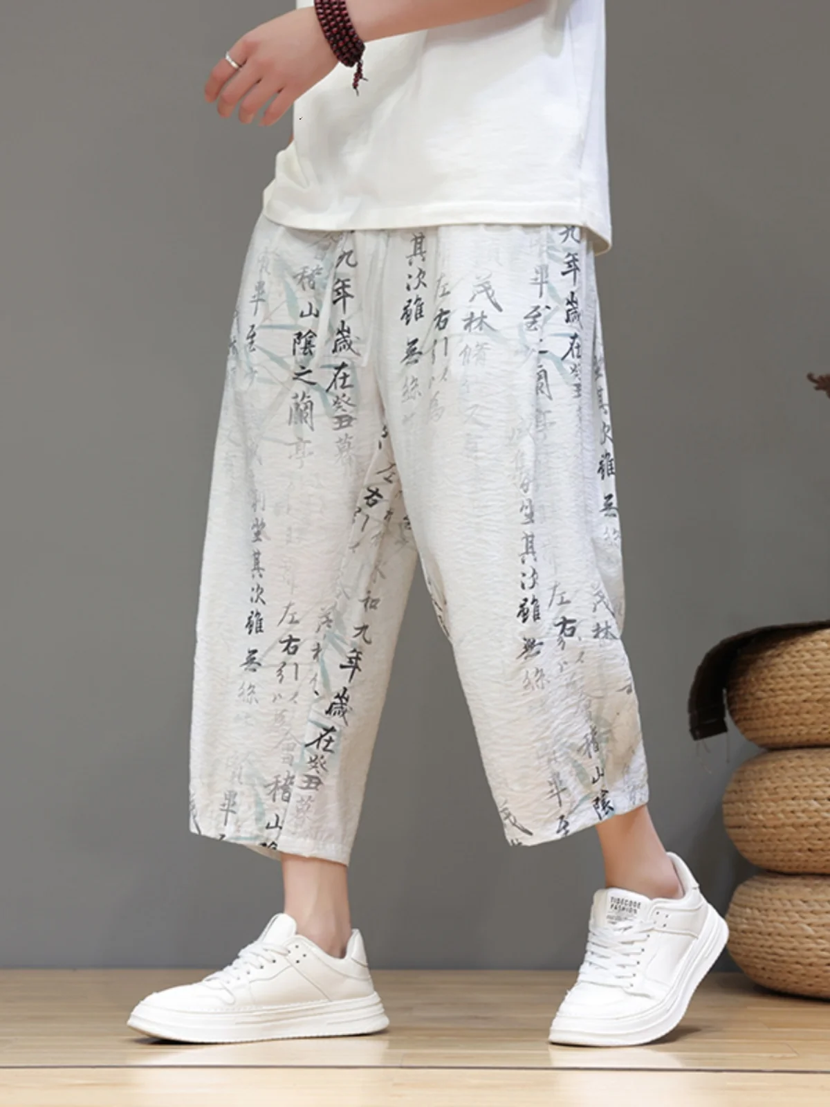 Новые китайские летние тонкие брюки из ледяного шелка для мужчин, повседневные брюки-карроты в стиле Harlan, модные, свободного кроя, эластичные.
Новые китайские летние тонкие брюки из ледяного шелка для мужчин, повседневные брюки-карроты в стиле Harlan, модные, свободного кроя, эластичные.