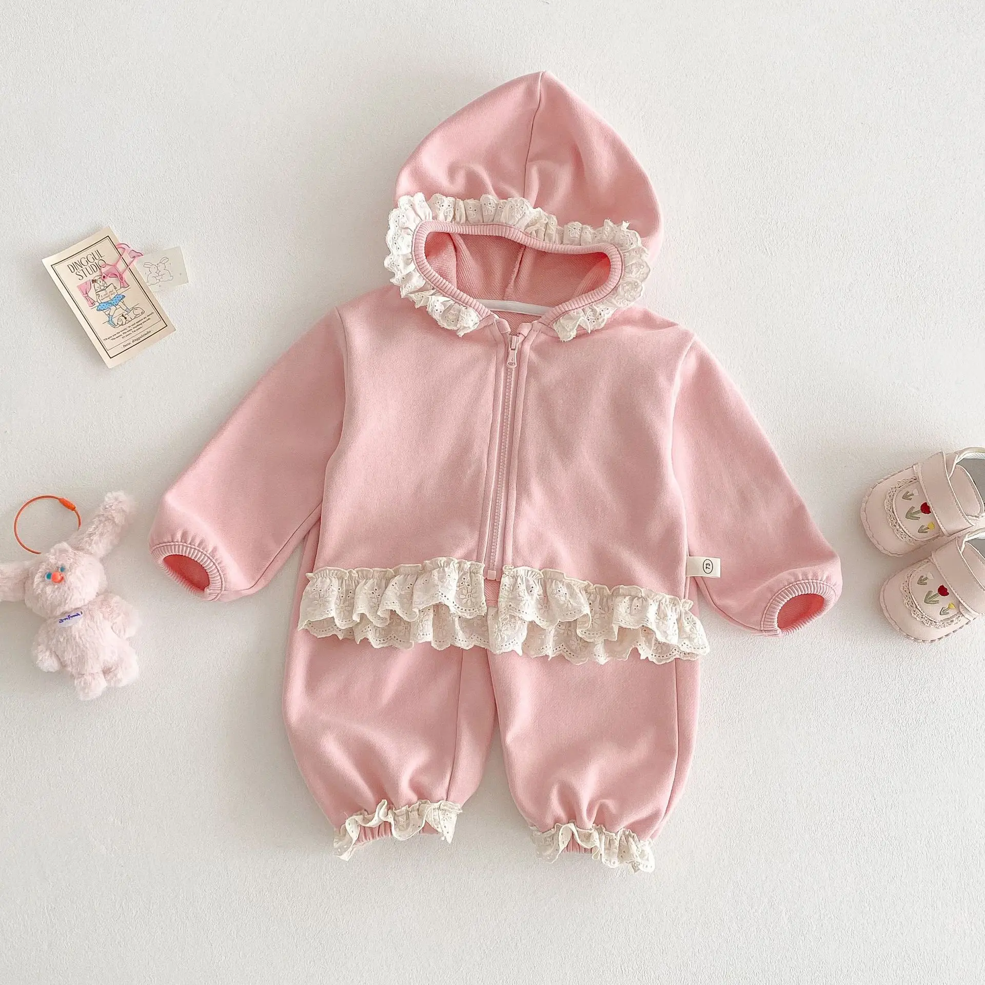 Комплект одежды для маленьких девочек, новинка весны, кружевная лоскутная куртка на молнии с капюшоном + брюки, костюм из 2 предметов, милая повседневная одежда для девочек
Комплект одежды для маленьких девочек, новинка весны, кружевная лоскутная куртка на молнии с капюшоном + брюки, костюм из 2 предметов, милая повседневная одежда для девочек