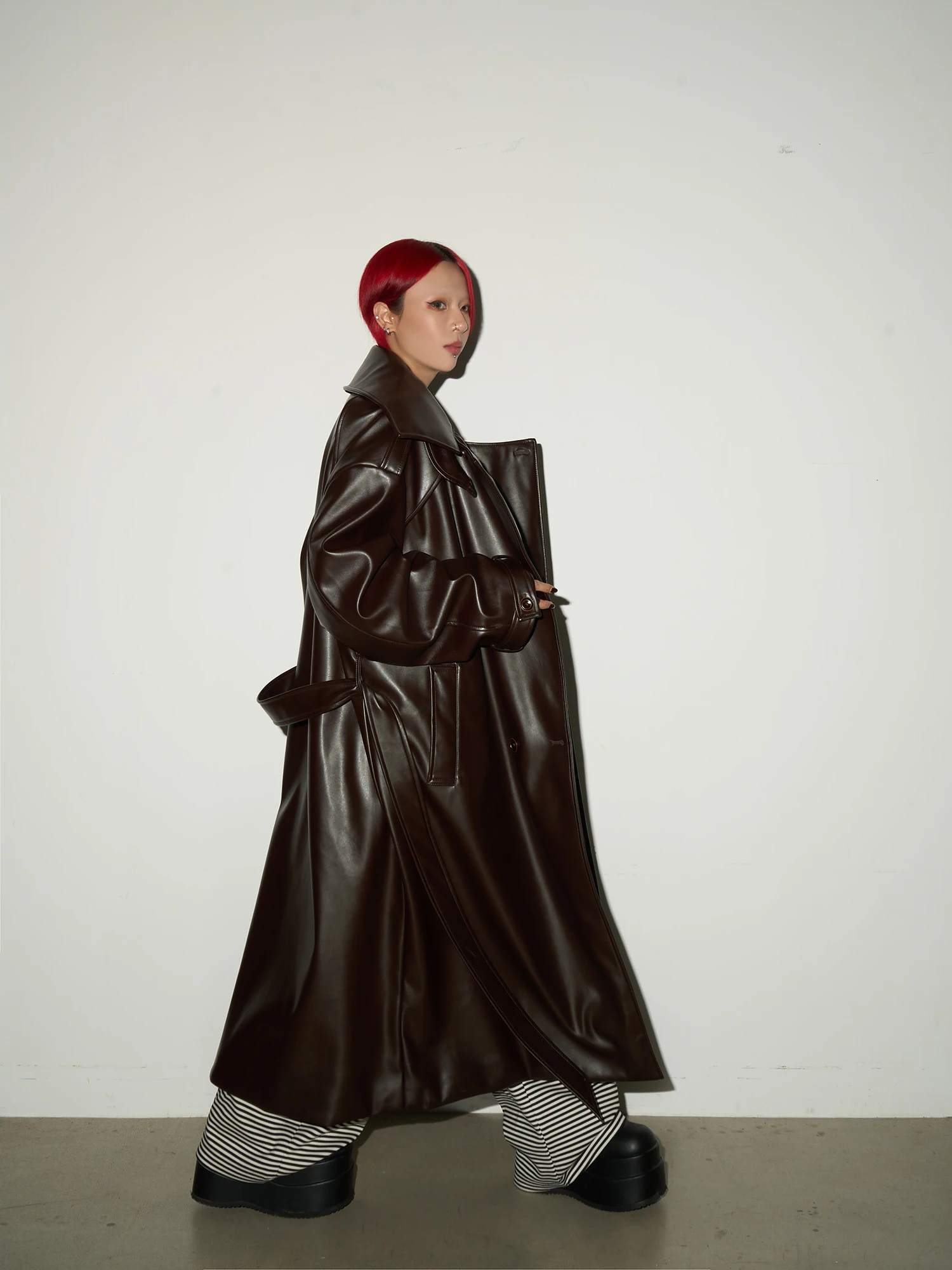 MICHINNYON длинная кожаная ветровка свободного покроя с застежкой на талии, винтажная верхняя одежда с воротником, нейтральная Sle Ci Walk Jaet
MICHINNYON длинная кожаная ветровка свободного покроя с застежкой на талии, винтажная верхняя одежда с воротником, нейтральная Sle Ci Walk Jaet