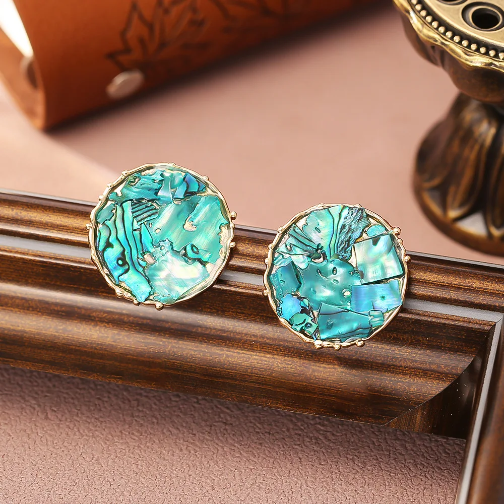 Fashionable and exquisite natural shell earrings, light luxury and high-end abalone earrings, niche design personalized earrings
Fashionable and exquisite natural shell earrings, light luxury and high-end abalone earrings, niche design personalized earrings