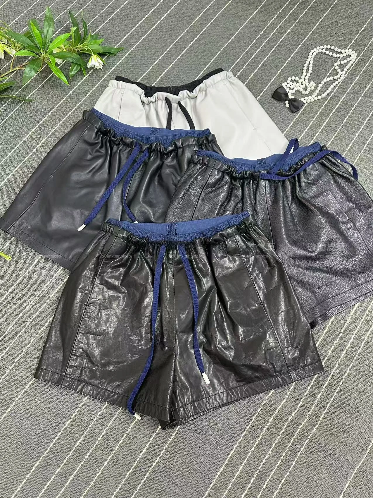 2025 New Sle Women's Leather orts eepskin Casual Pants High Waist Loose Fit Slimming Versatile Straight Leg Trousers
2025 New Sle Women's Leather orts eepskin Casual Pants High Waist Loose Fit Slimming Versatile Straight Leg Trousers