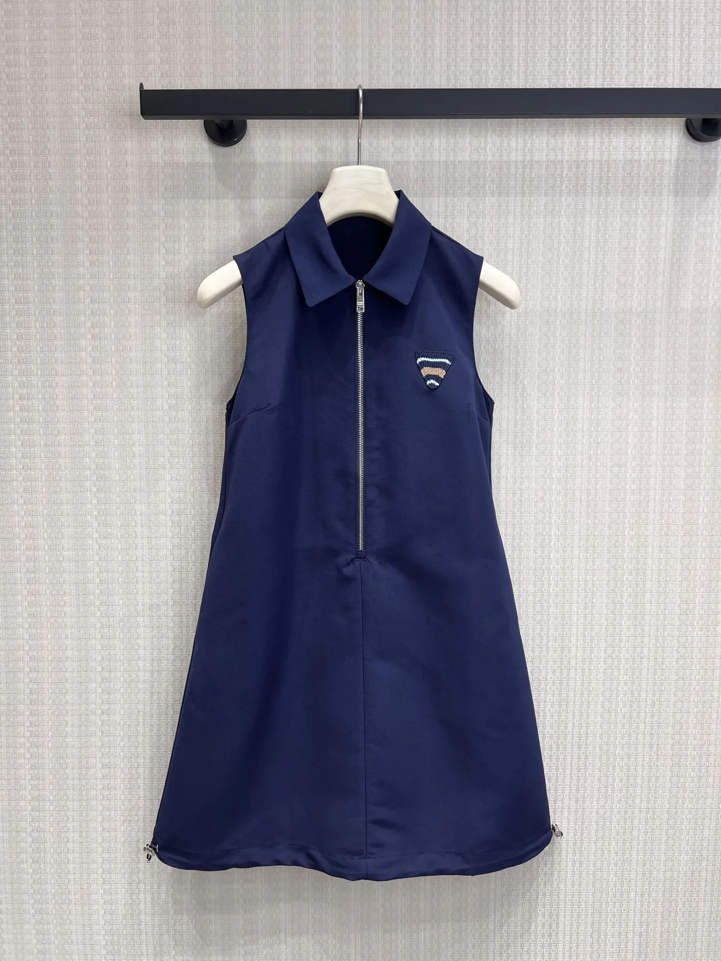 Simple Elegant Sleeveless Dress Zipper Design Casual A-Line Skirt for Young Women Polyester Fiber Spring Season
Simple Elegant Sleeveless Dress Zipper Design Casual A-Line Skirt for Young Women Polyester Fiber Spring Season