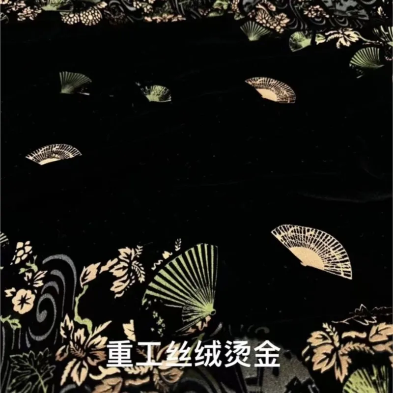 This is a Chinese-style black base fan leaf silk velvet gold-embossed fabric dress and coat
This is a Chinese-style black base fan leaf silk velvet gold-embossed fabric dress and coat