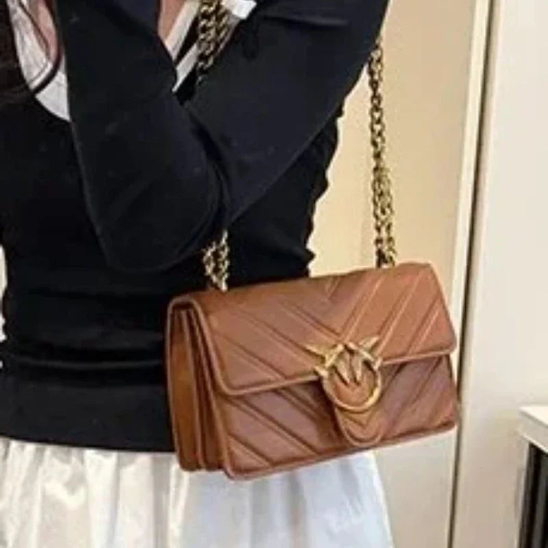 Vintage Style Elegant Crossbody Diaper Bag: Luxury Women's Handbag With Designer Details And Large Capacity For Messenger Tote
Vintage Style Elegant Crossbody Diaper Bag: Luxury Women's Handbag With Designer Details And Large Capacity For Messenger Tote