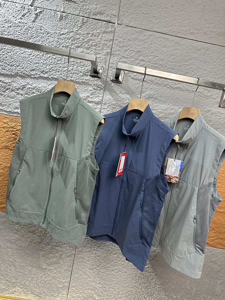 Outdoor Travel ential Men's Functional Waterproof Hollow out Breathable Thin Stand Collar Vest Faionable Nylon Material
Outdoor Travel ential Men's Functional Waterproof Hollow out Breathable Thin Stand Collar Vest Faionable Nylon Material