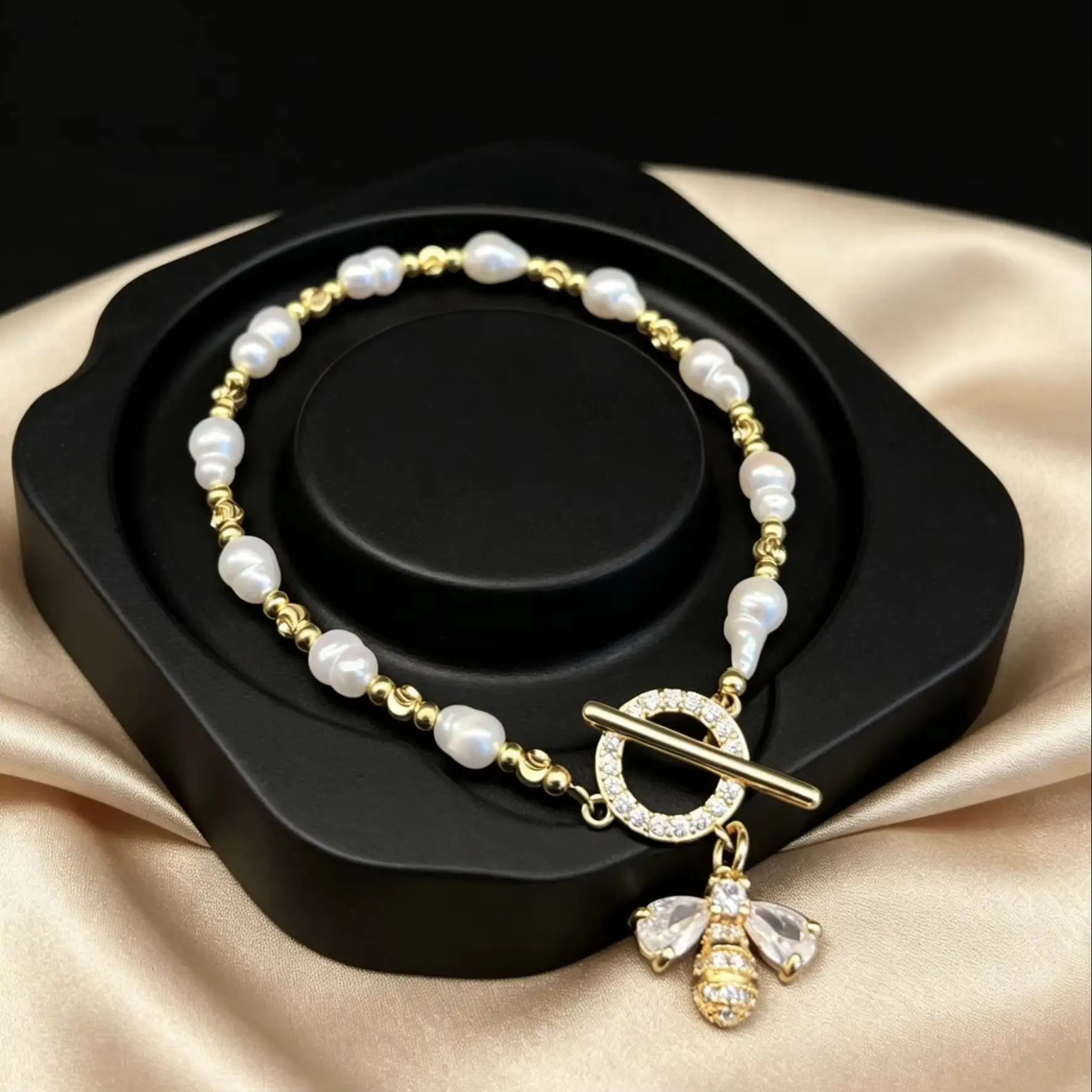 Elegant Bee Charm Pearl Beaded Bracelet for Women Toggle Clasp Delicate Jewelry Gift
Elegant Bee Charm Pearl Beaded Bracelet for Women Toggle Clasp Delicate Jewelry Gift