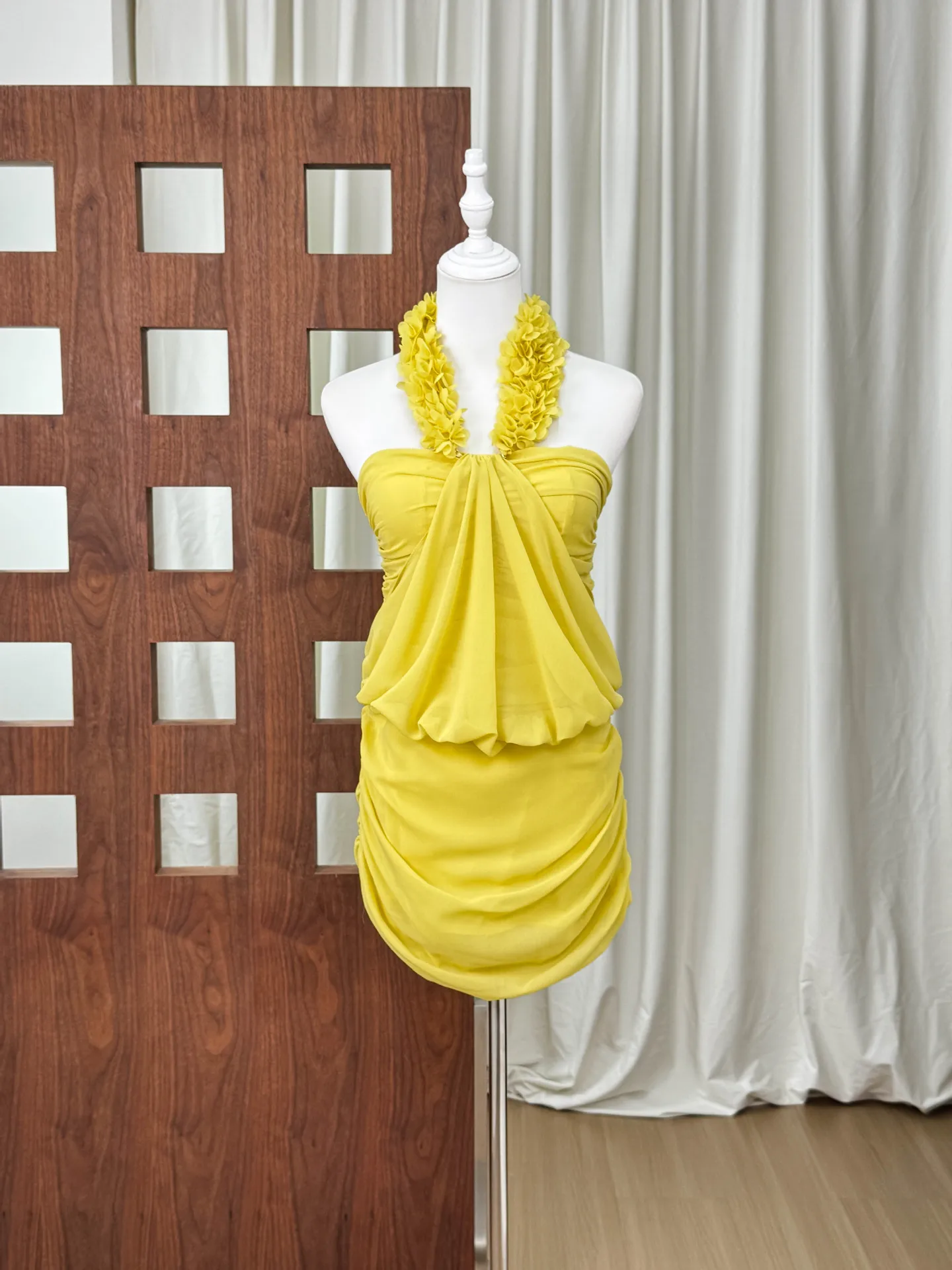 Women's floral neckline halter top dress with pleated and flared skirt, short style, suitable for summer 2026 season
Women's floral neckline halter top dress with pleated and flared skirt, short style, suitable for summer 2026 season