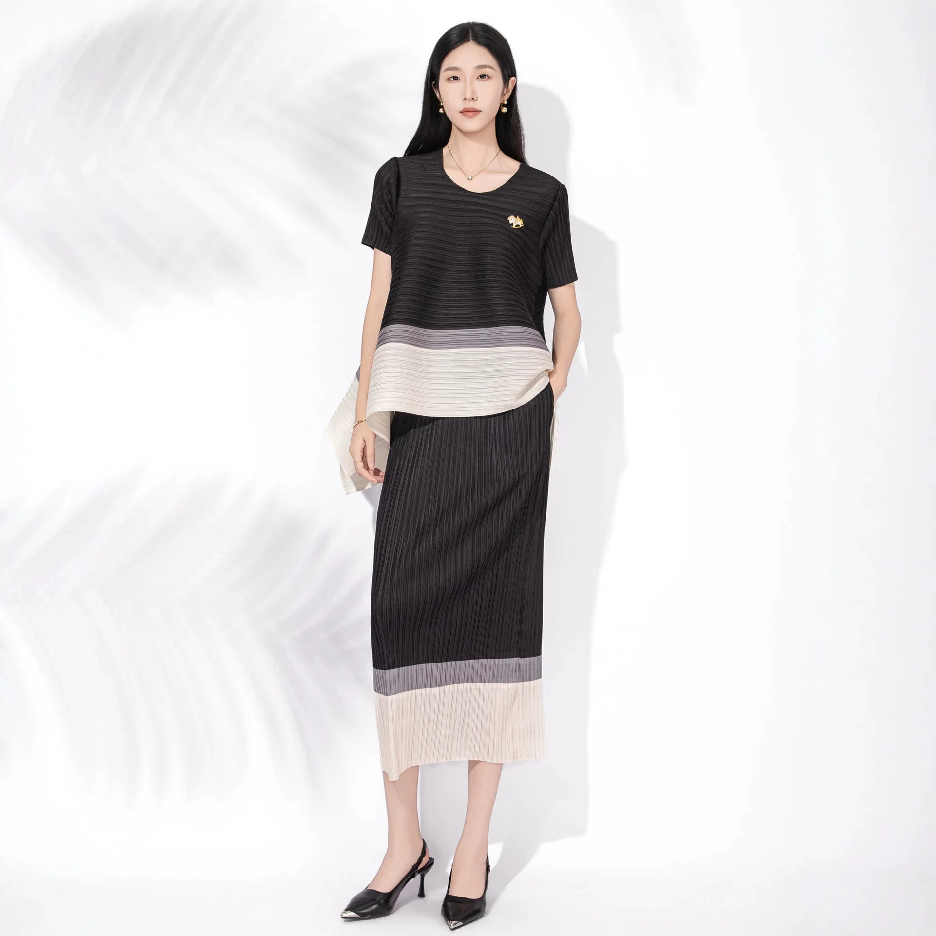 Miyake style fashion suit for women summer new striped color-blocking top and skirt two-piece set
Miyake style fashion suit for women summer new striped color-blocking top and skirt two-piece set