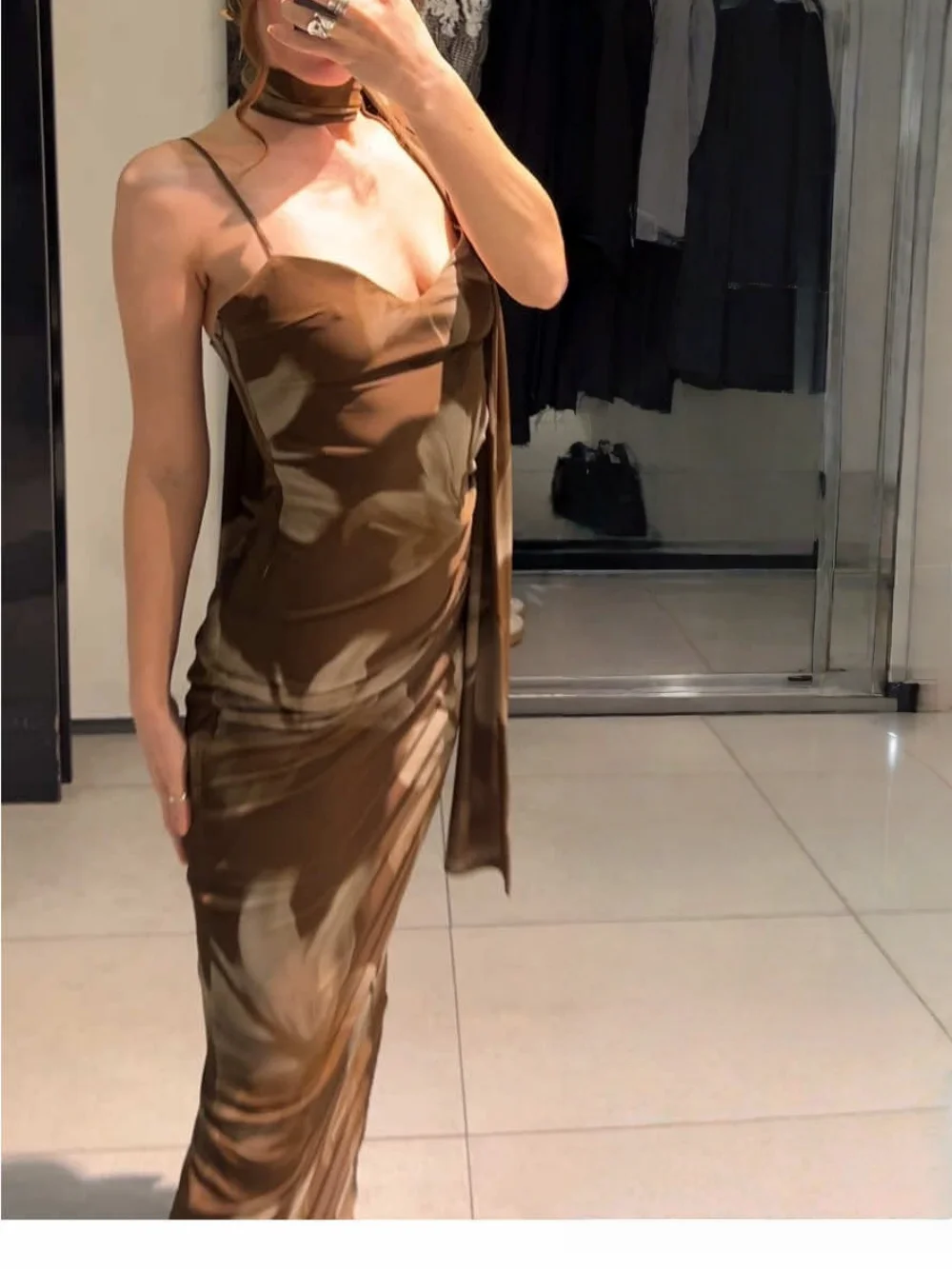 Women Sexy Brown Printed Midi Halter Dress with Scarf New 2025 Summer Fashion Holidays High Street Romantic Lady Dress
Women Sexy Brown Printed Midi Halter Dress with Scarf New 2025 Summer Fashion Holidays High Street Romantic Lady Dress