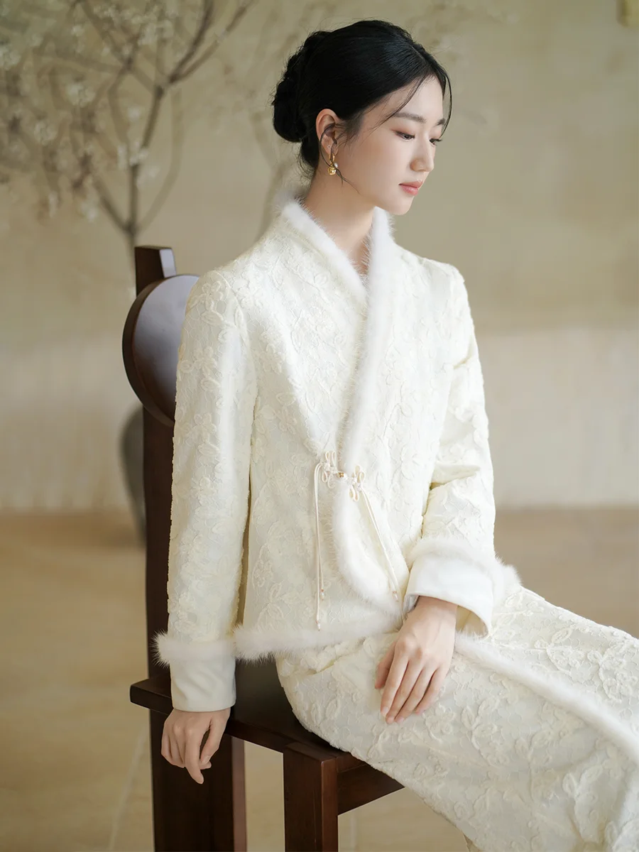 Китайский хлопковый костюм Ele для женщин с кружевной вышивкой и юбкой, свободный крой, длинный рукав, короткое пальто на одной пуговице
Китайский хлопковый костюм Ele для женщин с кружевной вышивкой и юбкой, свободный крой, длинный рукав, короткое пальто на одной пуговице