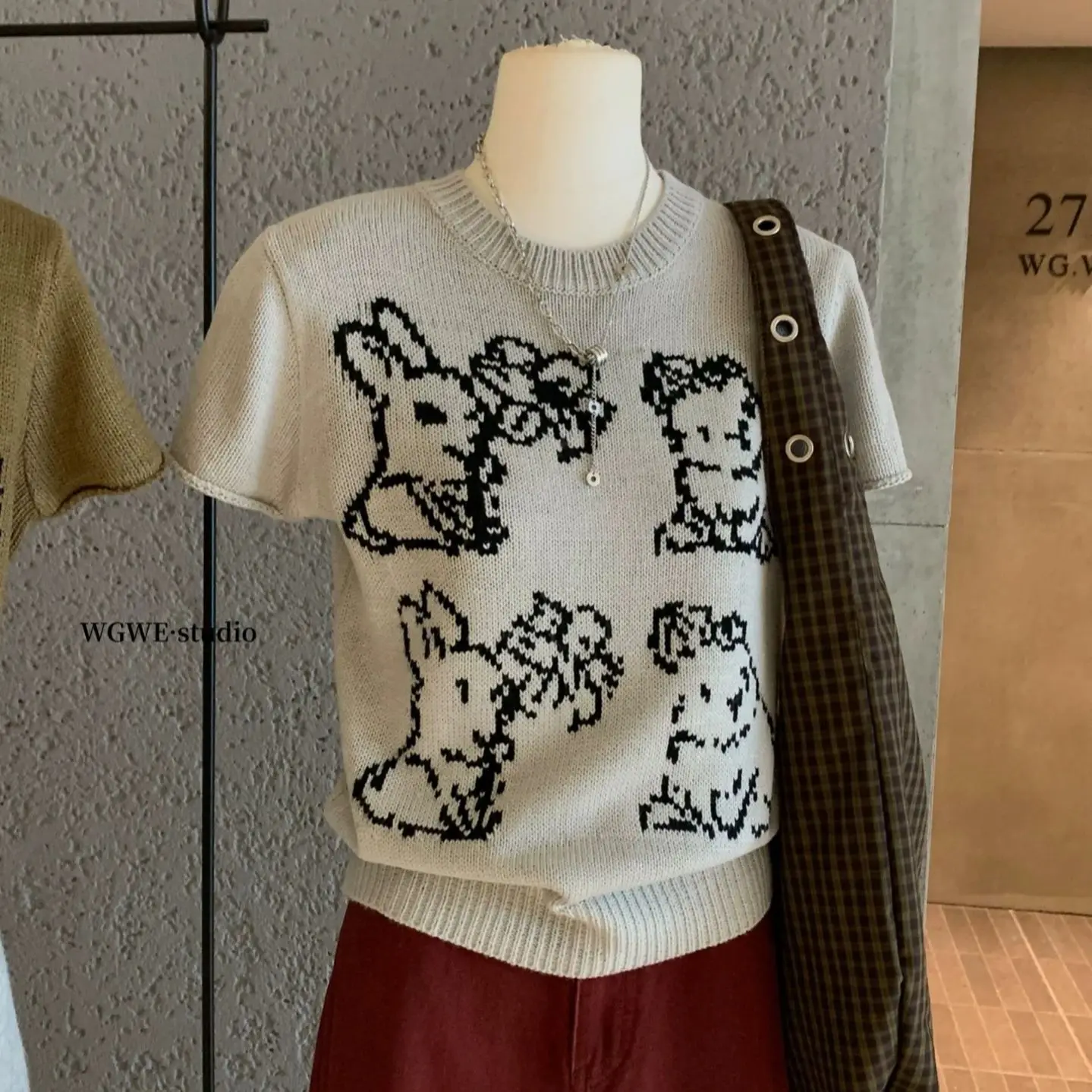 Korean contrasting color one-shoulder short-sleeved T-shirt for women 2025 summer new irregular knitted top
Korean contrasting color one-shoulder short-sleeved T-shirt for women 2025 summer new irregular knitted top