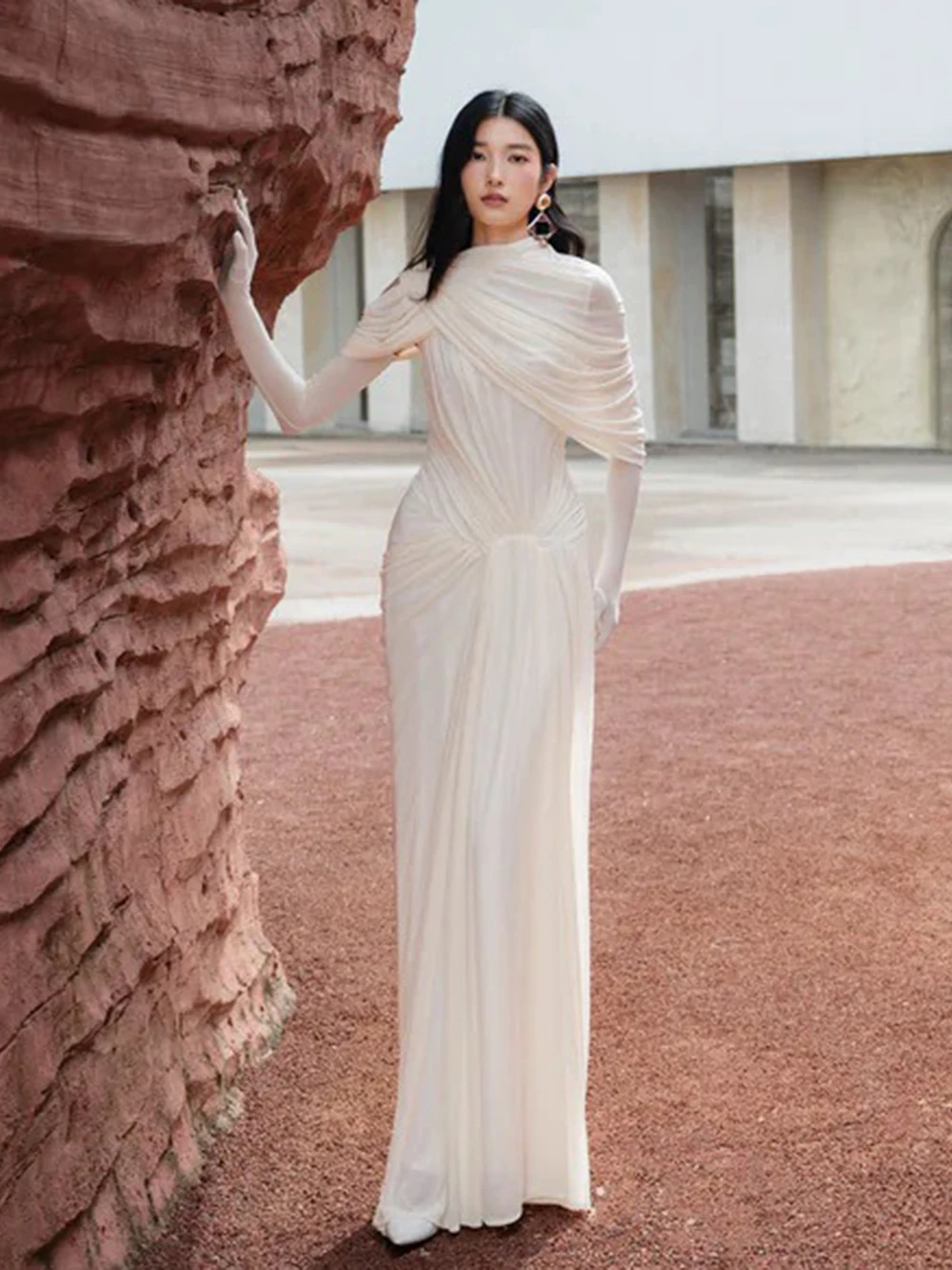 Vacation-Style Dresses With Unique Designs Off-Shoulder Netted Gown Skirts Asymmetrical And Chic Pleated Waistlines
Vacation-Style Dresses With Unique Designs Off-Shoulder Netted Gown Skirts Asymmetrical And Chic Pleated Waistlines