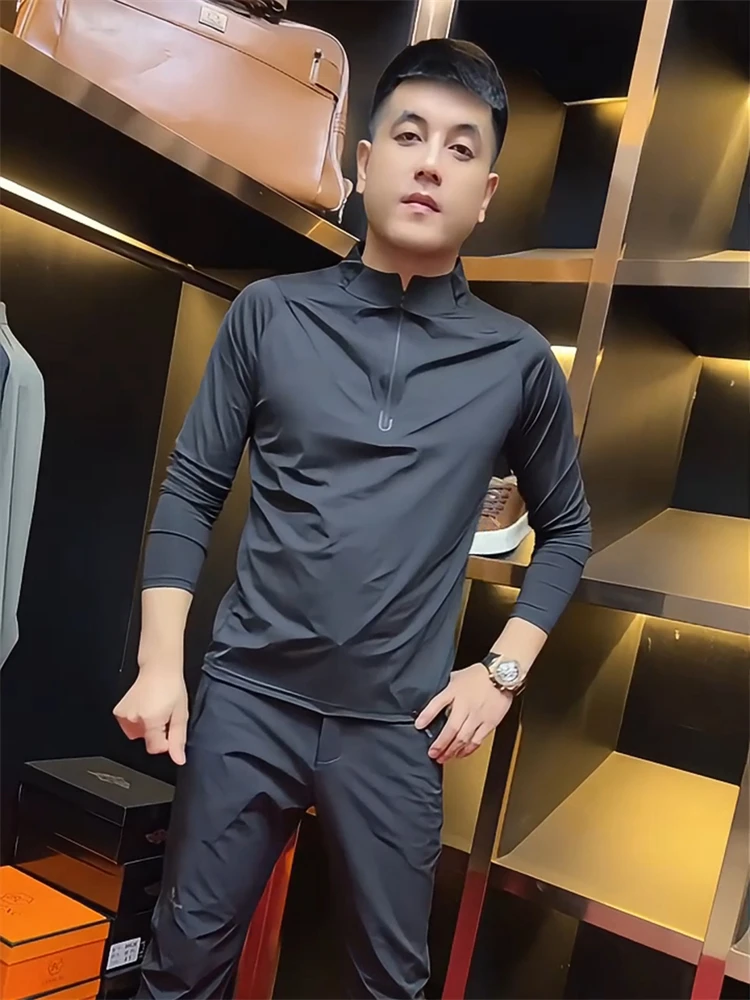 Мужская футболка с длинным рукавом, удобная спортивная одежда для активного отдыха, с воротником-стойкой на молнии, повседневная, модная, городская.
Мужская футболка с длинным рукавом, удобная спортивная одежда для активного отдыха, с воротником-стойкой на молнии, повседневная, модная, городская.