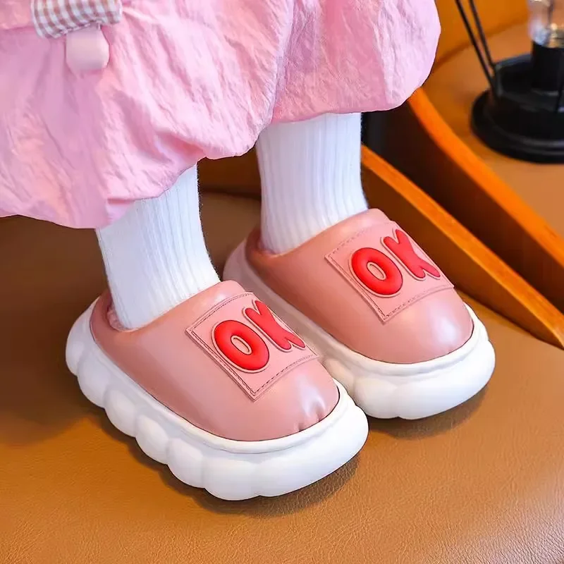 Новинка 2023 года, детские хлопковые тапочки для зимнего домашнего использования, противоскользящие и теплые детские водонепроницаемые полупакет с тапочками
Новинка 2023 года, детские хлопковые тапочки для зимнего домашнего использования, противоскользящие и теплые детские водонепроницаемые полупакет с тапочками