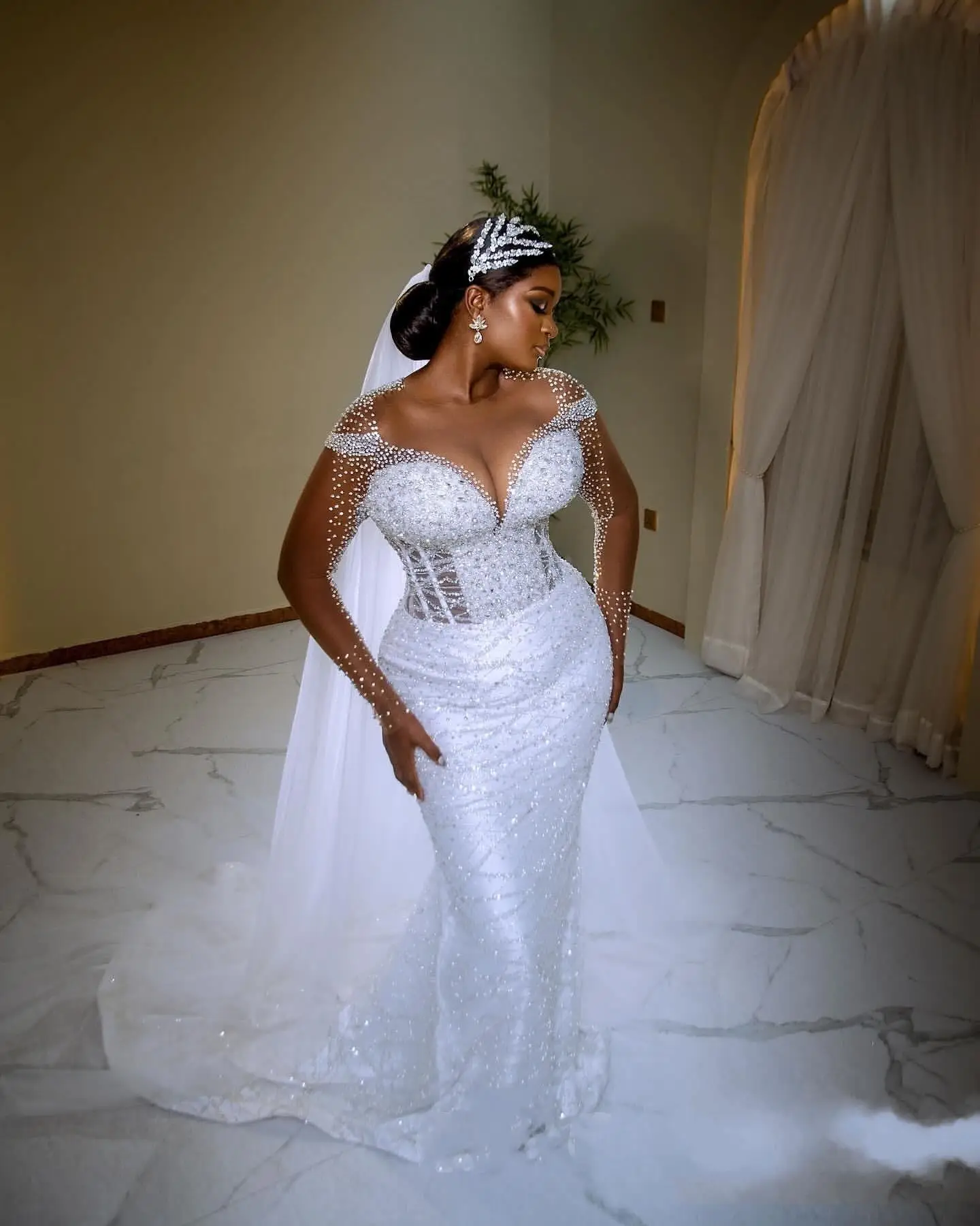 Customized Sheer Neck Sparkly Crystals Beads Plus Size Wedding Dress Vestidos Long Sleeves Tiers Tulle Ruffles Bridal Gown
Customized Sheer Neck Sparkly Crystals Beads Plus Size Wedding Dress Vestidos Long Sleeves Tiers Tulle Ruffles Bridal Gown