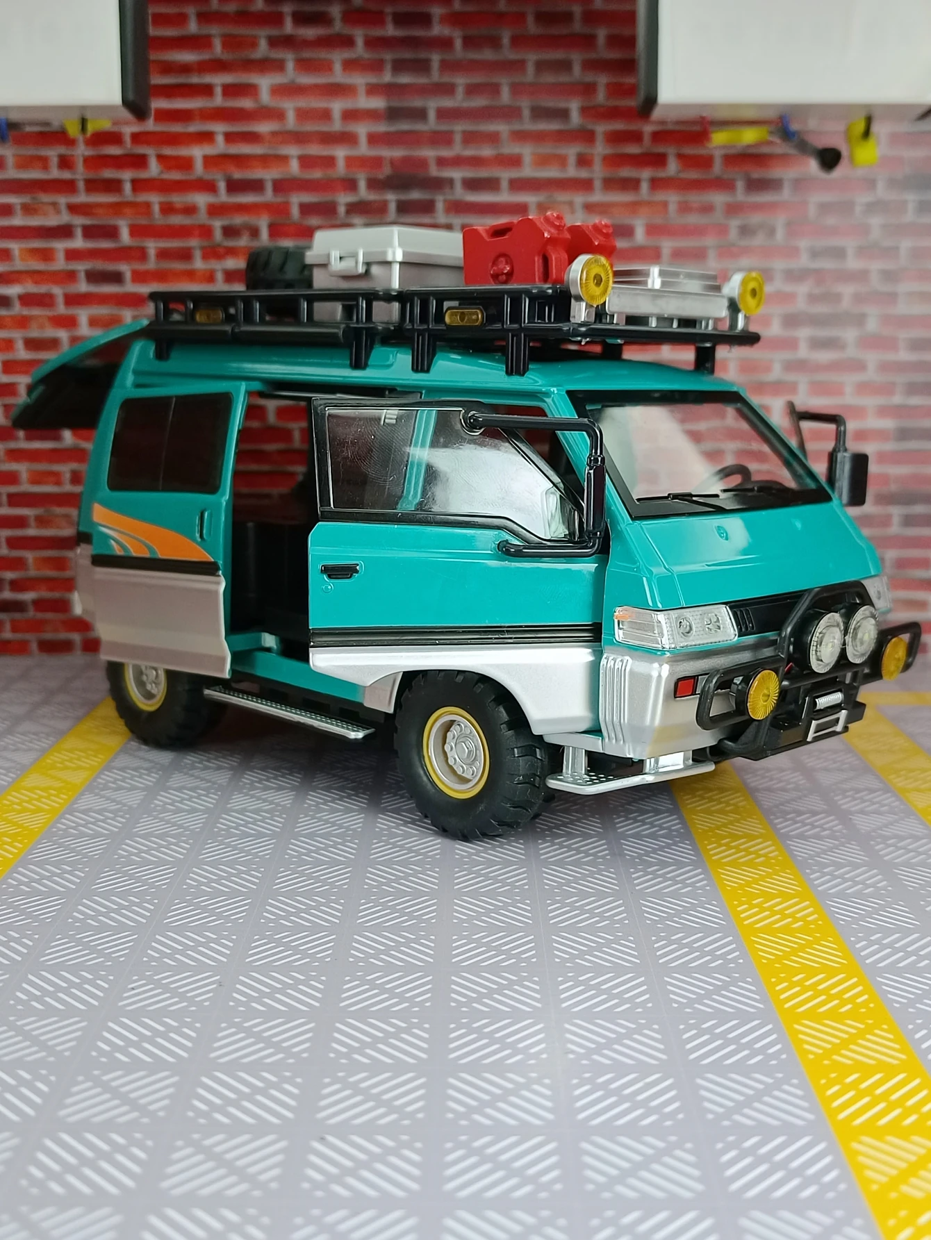1:24 Delika outdoor alloy car model camping van acousto-optic pull back children's toy car with rich details, fine workmanship
1:24 Delika outdoor alloy car model camping van acousto-optic pull back children's toy car with rich details, fine workmanship