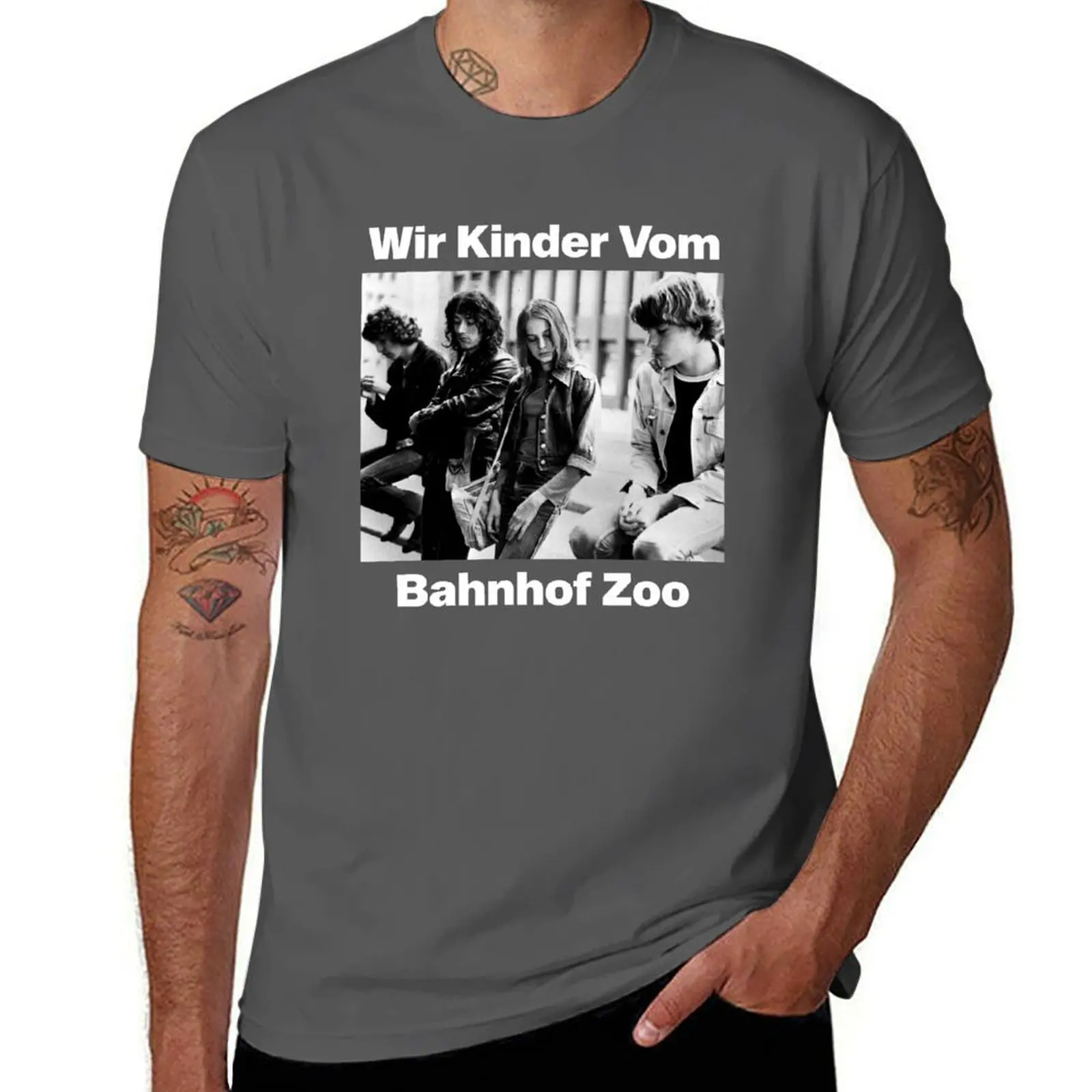 Zoo Wir - vom Christiane Kinder F. Bahnhof T-Shirt Lightweight Running Sports T-Shirt
Zoo Wir - vom Christiane Kinder F. Bahnhof T-Shirt Lightweight Running Sports T-Shirt