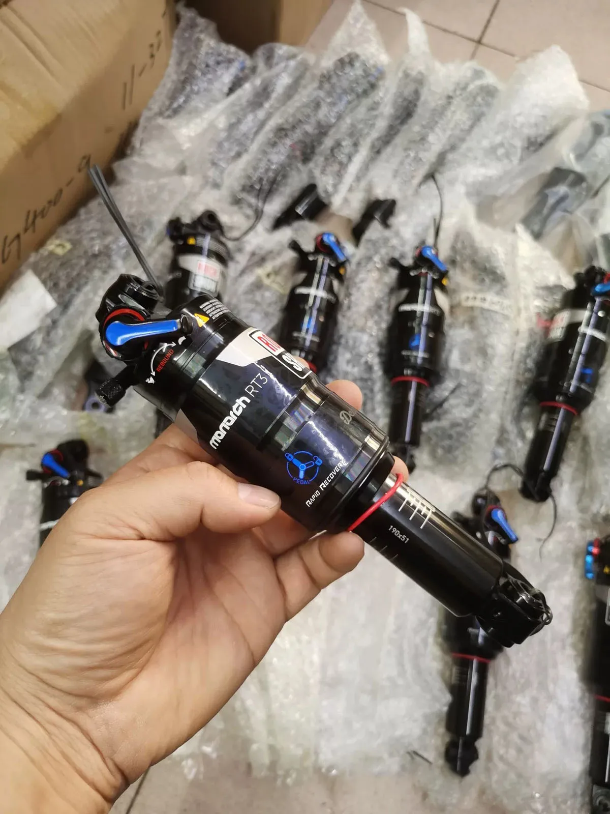 Амортизатор RockShox Monarch RT3: увеличенный диапазон регулировки демпфирования отскока, улучшенное ощущение блокировки, пониженные усилия сжатия при высоких скоростях
Амортизатор RockShox Monarch RT3: увеличенный диапазон регулировки демпфирования отскока, улучшенное ощущение блокировки, пониженные усилия сжатия при высоких скоростях